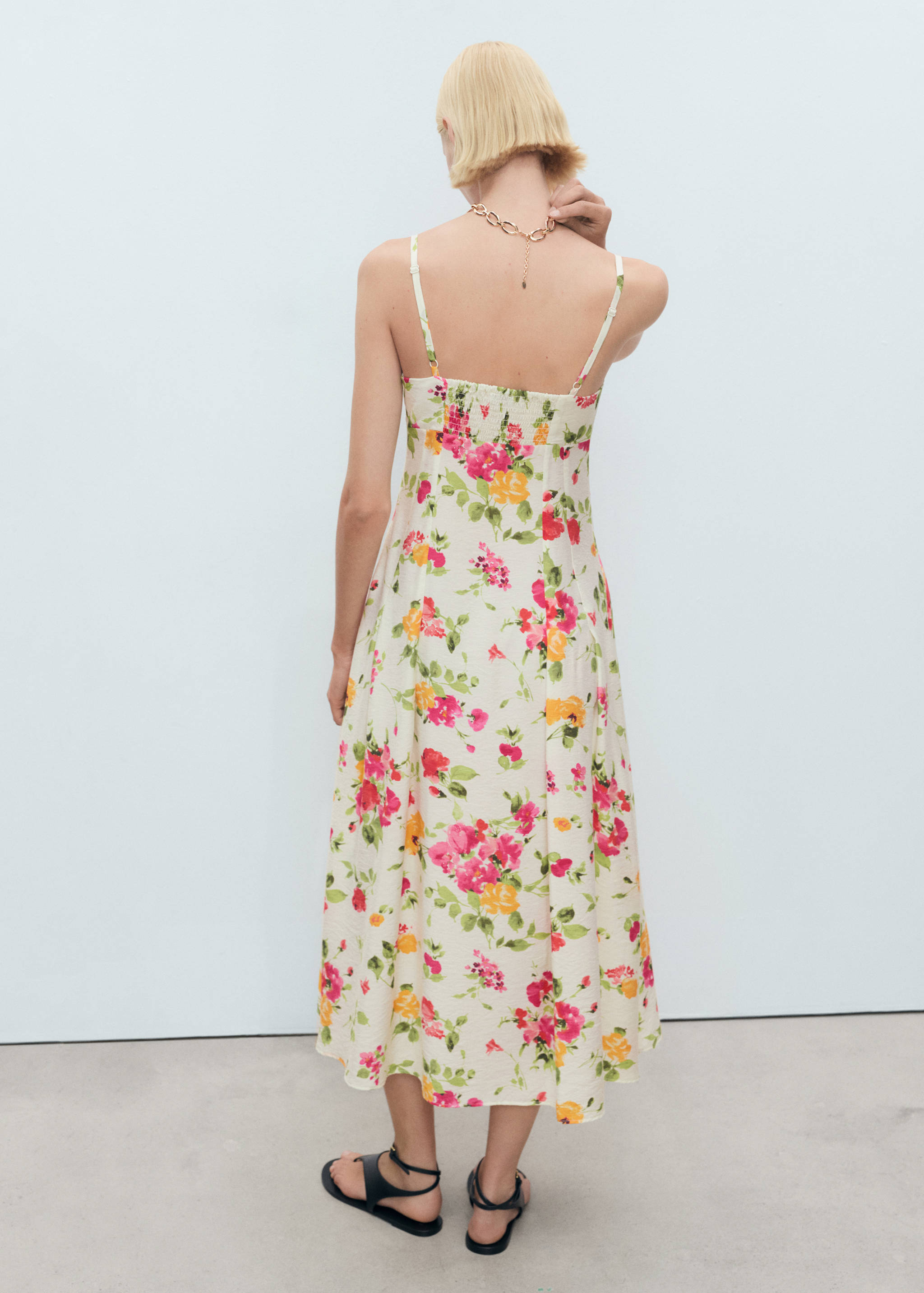 Vestido evasê com estampado às flores - Verso do artigo