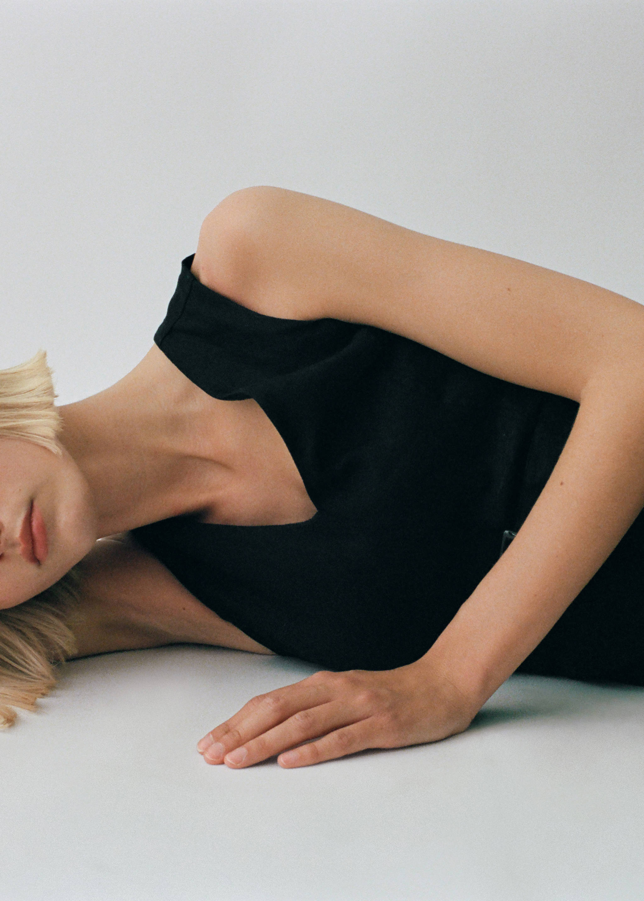 Vestido midi lino cinturón - Detalle del artículo 9, Negro. Ref: 87009078-00.