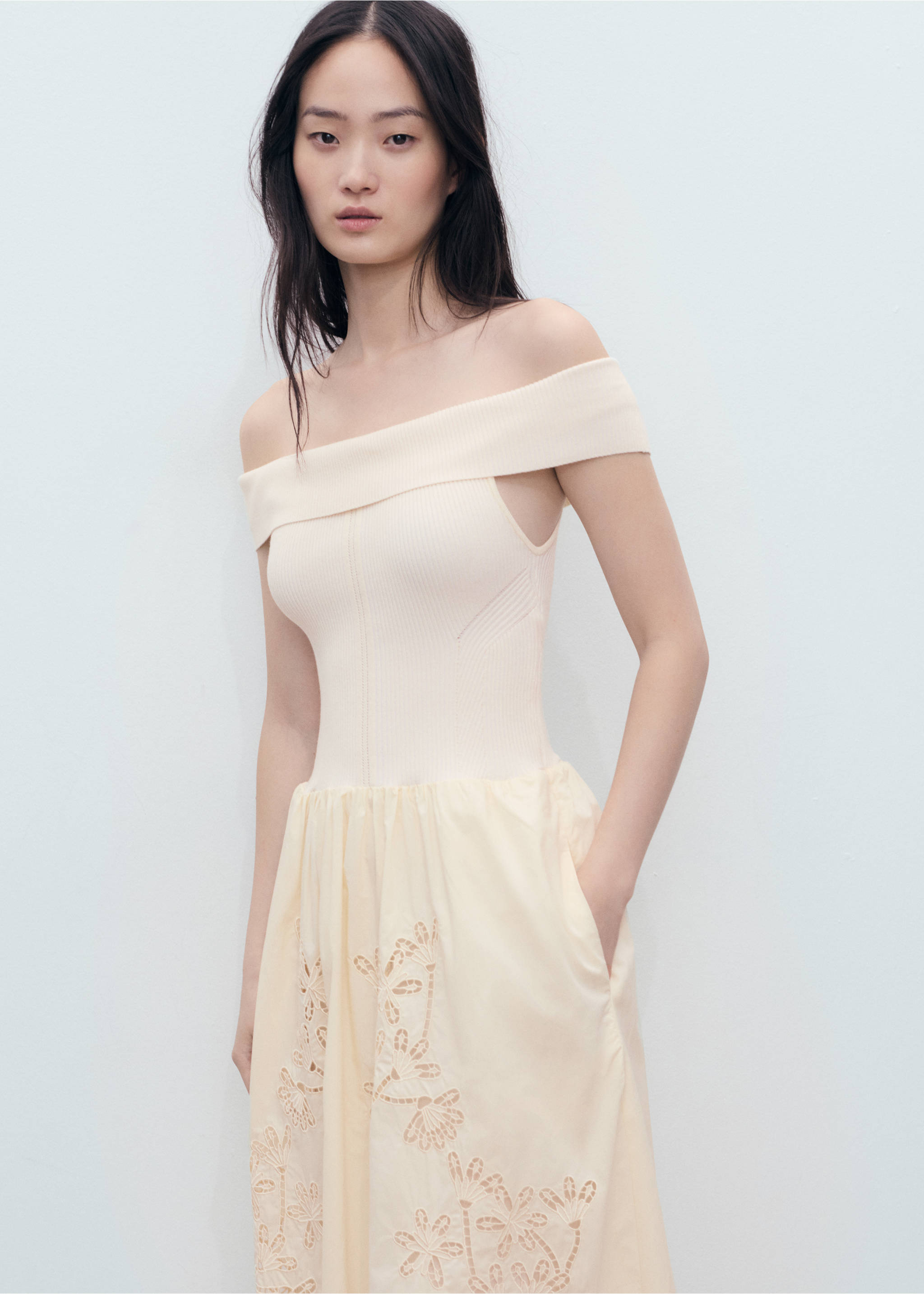 Vestido combinado detalles bordados - Plano medio, Beige. Ref: 87009079-00.