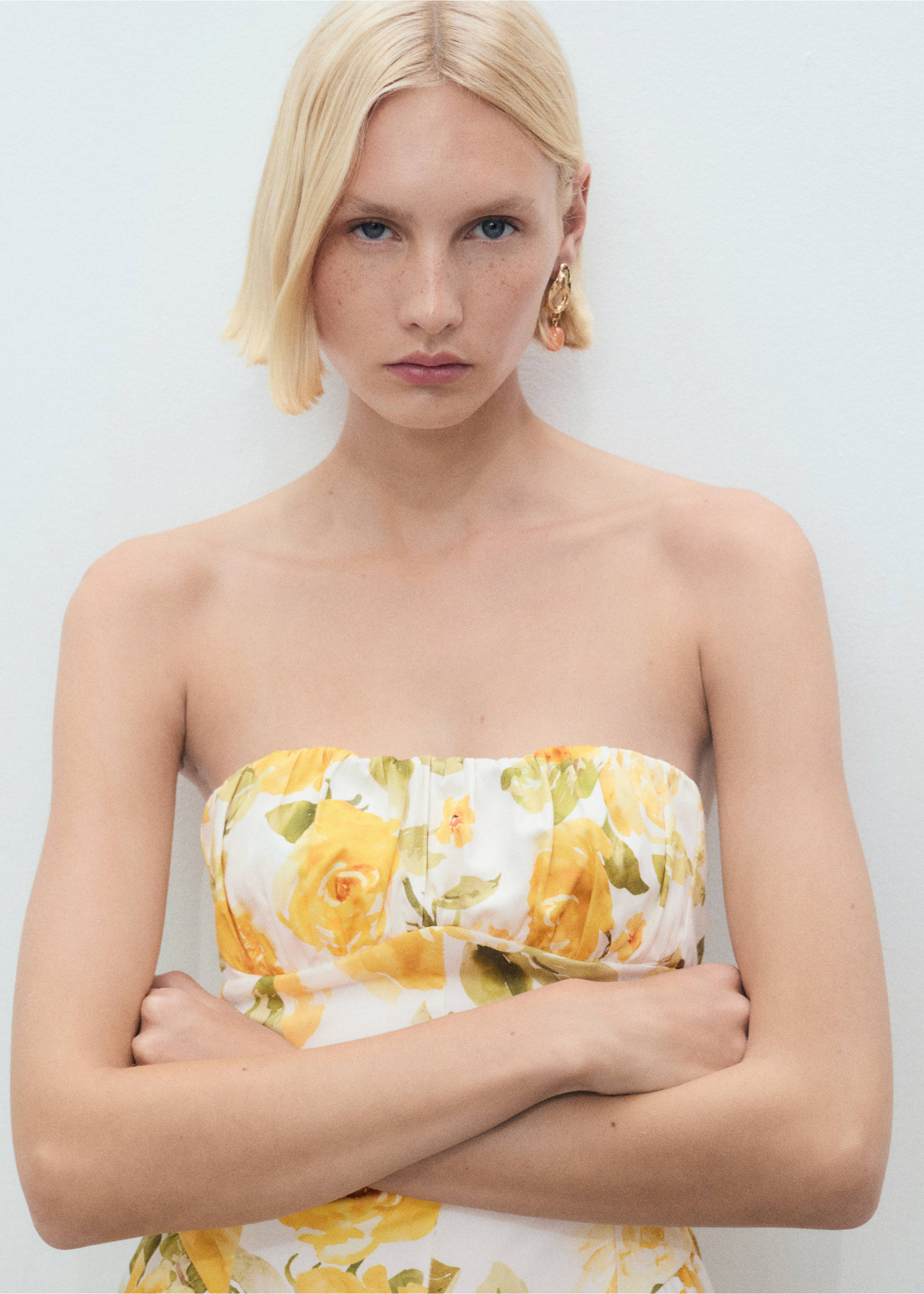 Floral midi-dress with gathered neckline - Details of the article 1, Yellow. Ref: 87009083-00.
