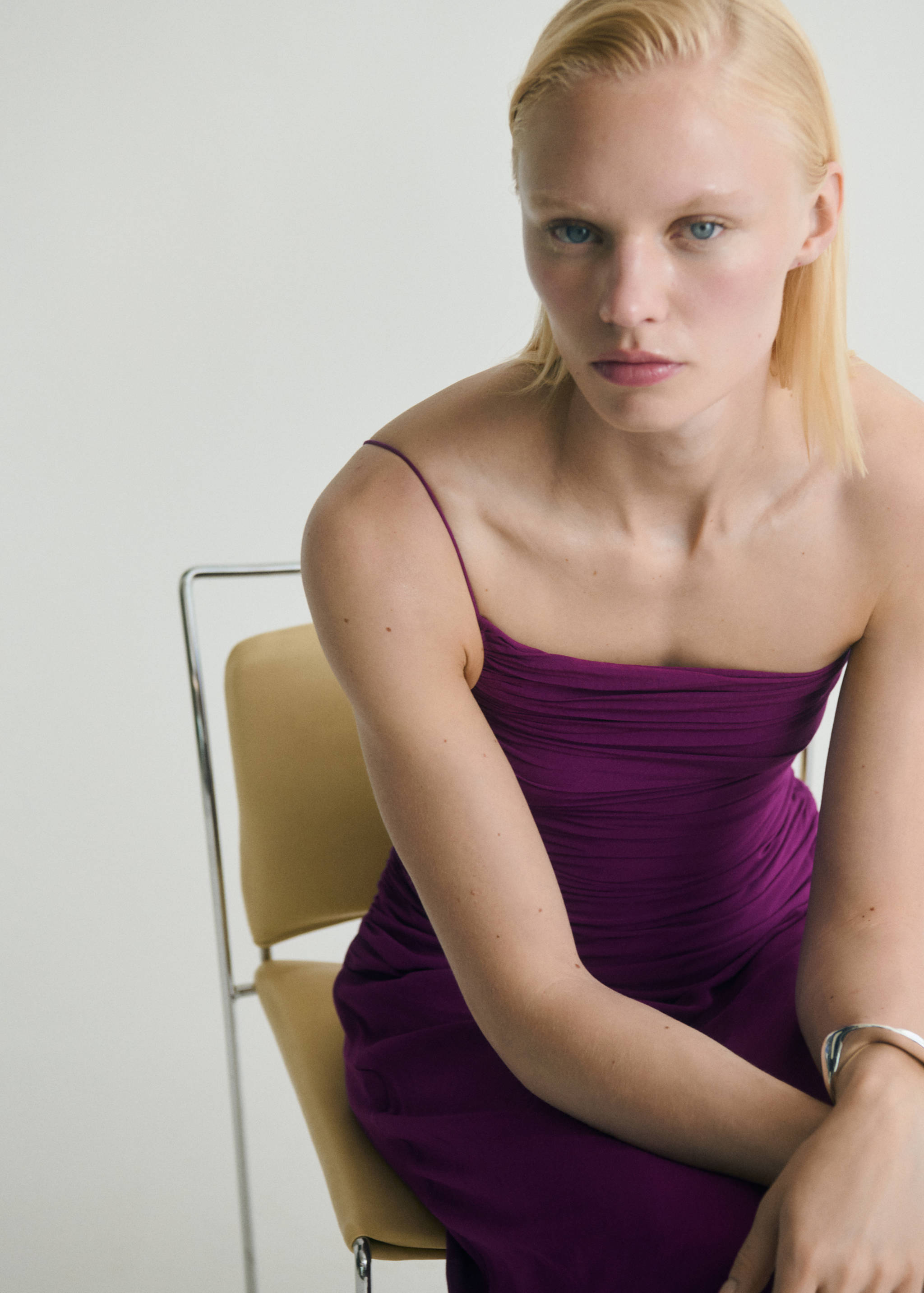 Asymmetrical dress with gathered sides - Details of the article 1