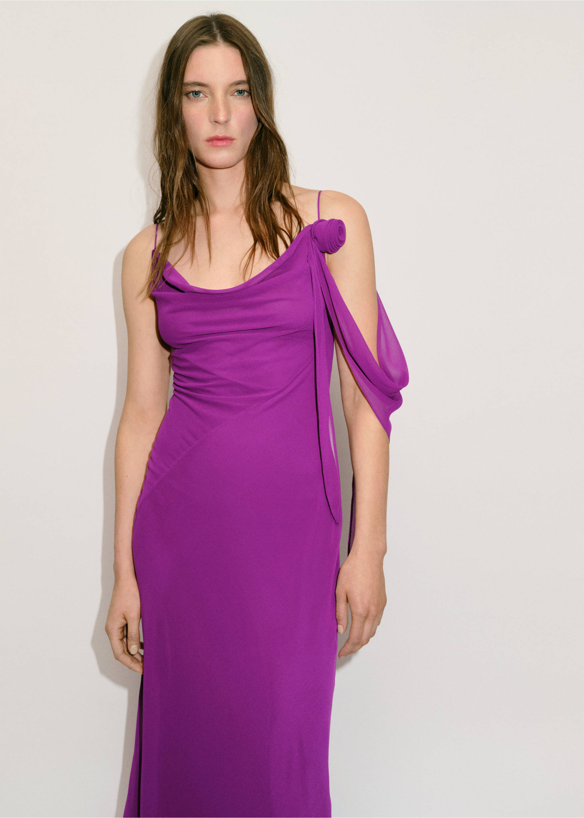 Drapiertes Kleid mit Blumendetail - Mittlere Ansicht, Lila. Ref: 87009091-00.