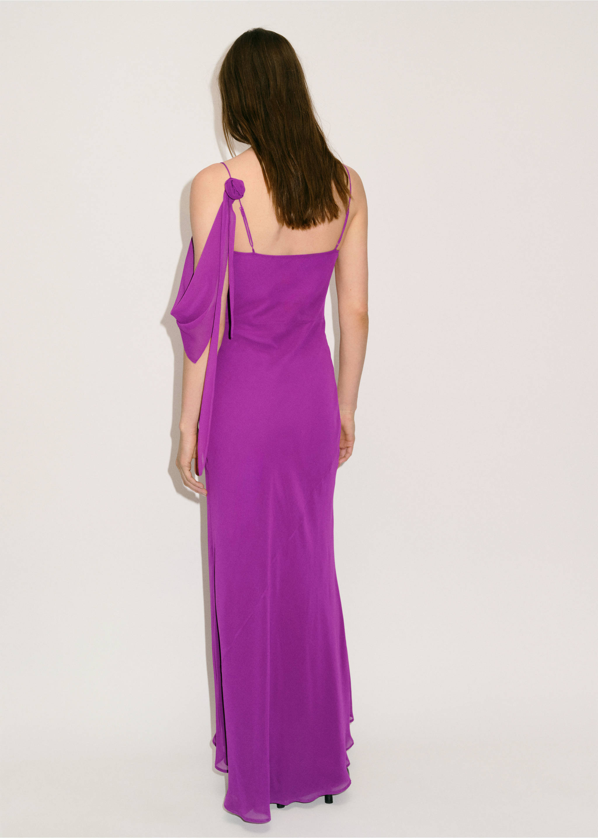 Drapiertes Kleid mit Blumendetail - Rückseite des Artikels, Lila. Ref: 87009091-00.