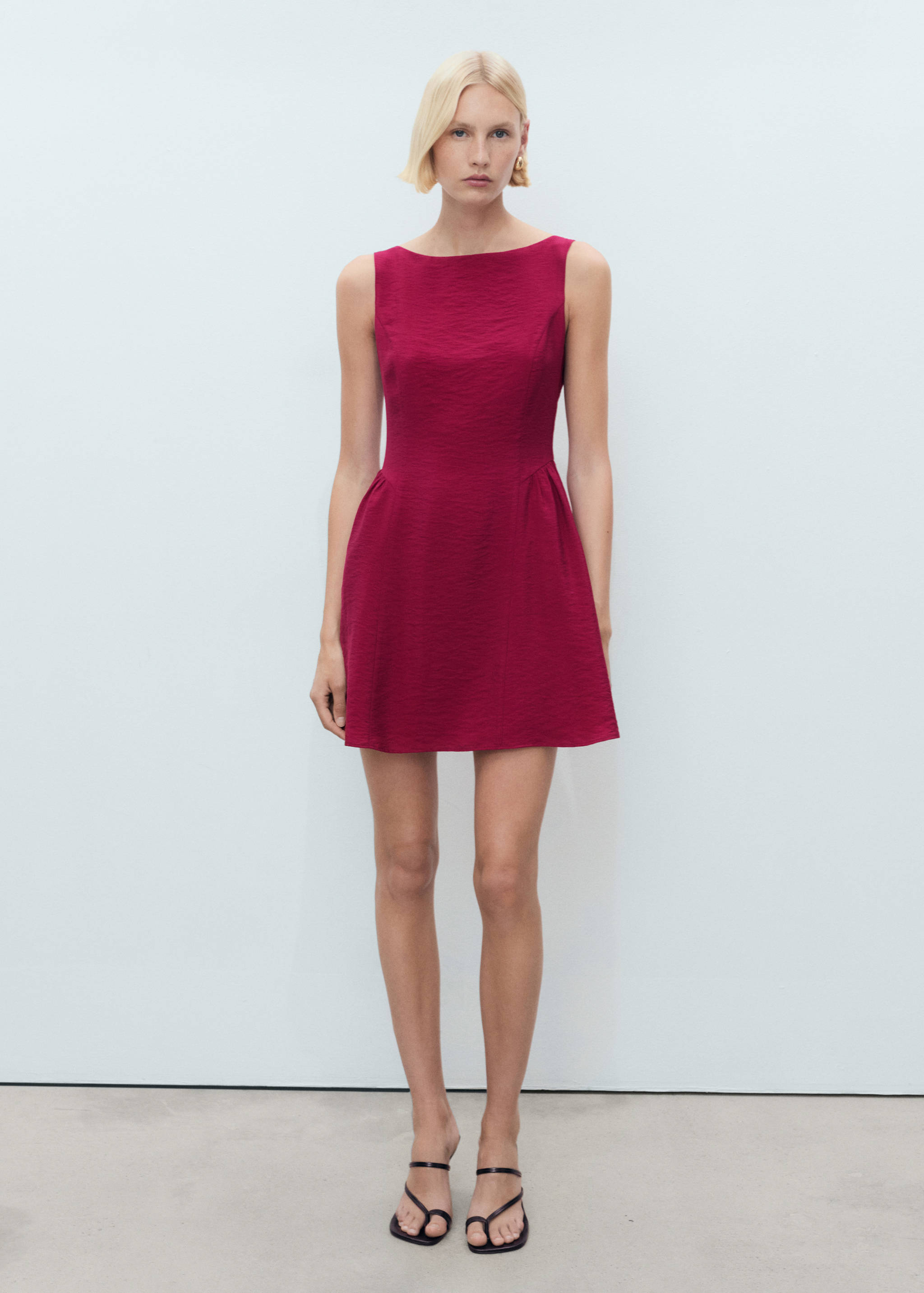 Vestido curto evasé - Plano geral