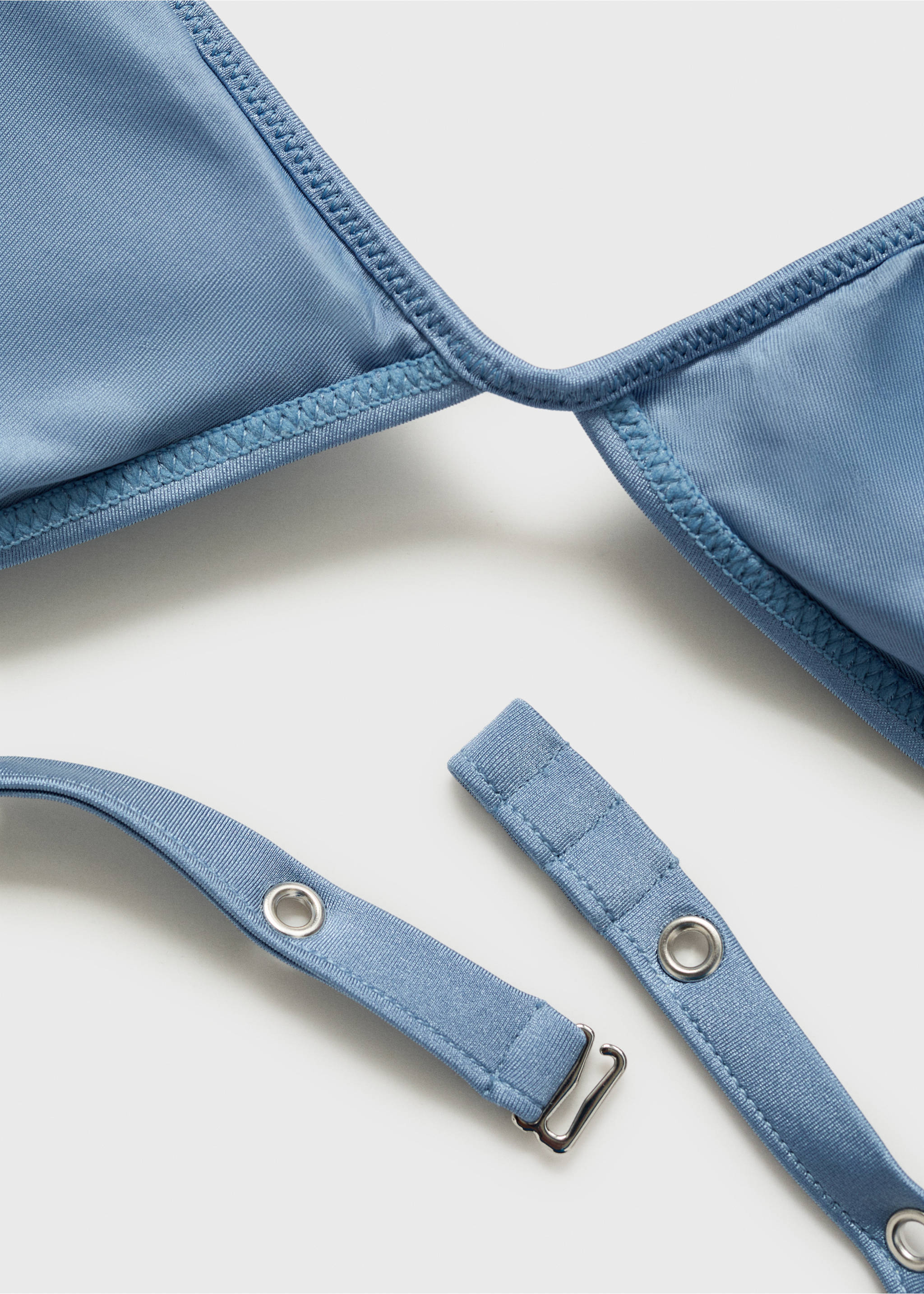 Triangelvormige bikinitop met eyeletsdetail - Detail van het artikel 0, Hemelsblauw. Ref: 87009212-00.