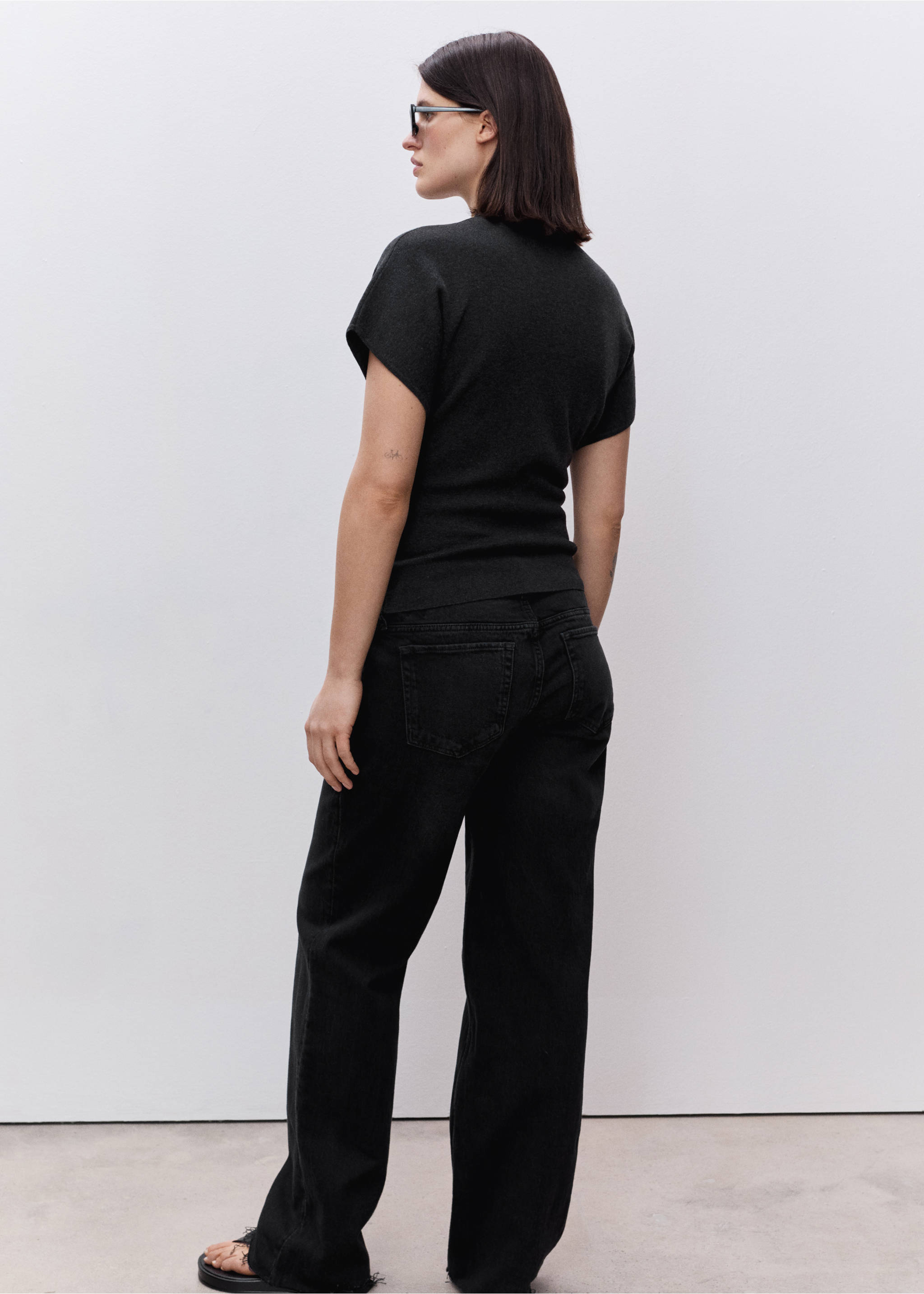 Dark denim trousers shown from the back, featuring a straight leg fit., Black denim. Ref: 87010266-00.