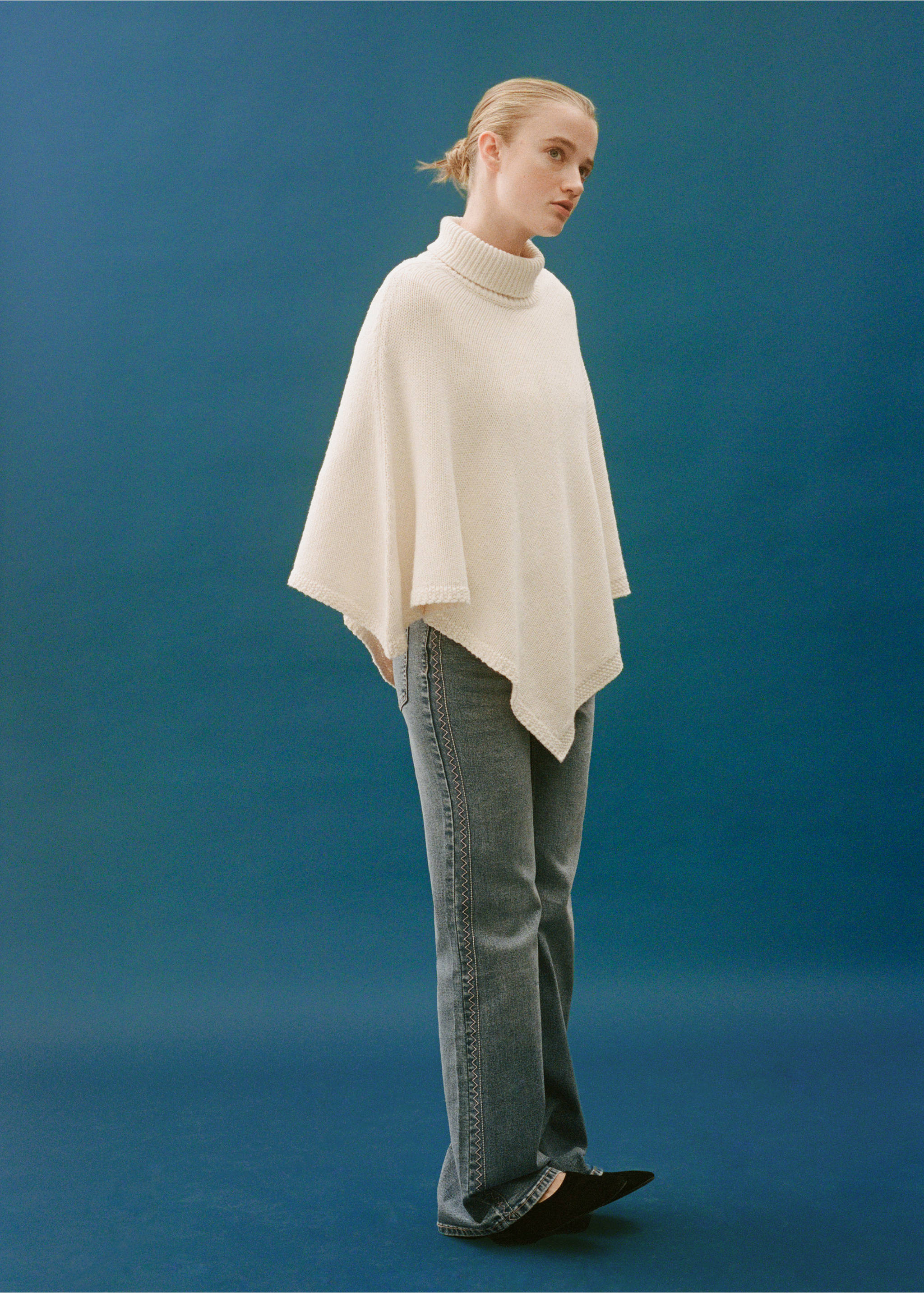 Embroidered details jeans - Details of the article 5, Medium Blue. Ref: 87010272-00.