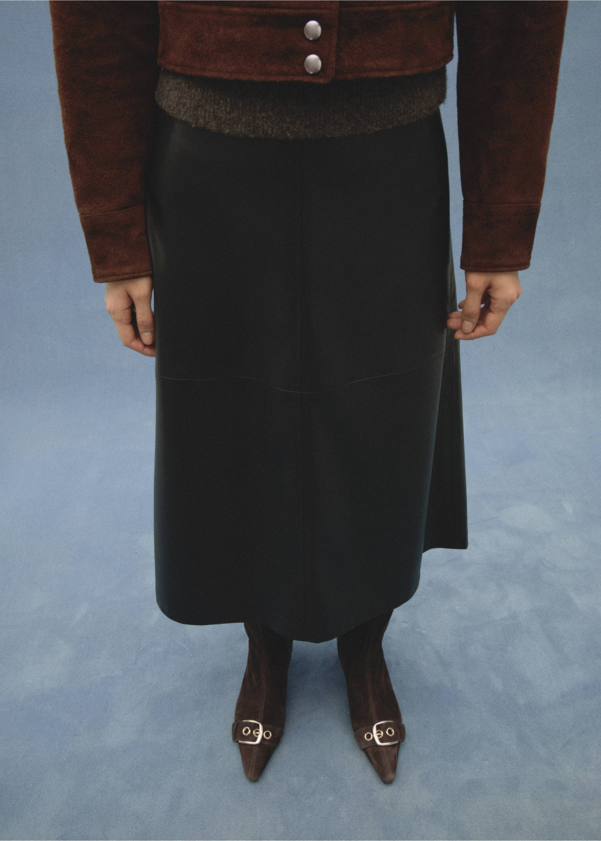 Bota piel serraje detalle hebillas - Detalle del artículo 6, Marrón. Ref: 87010282-00.