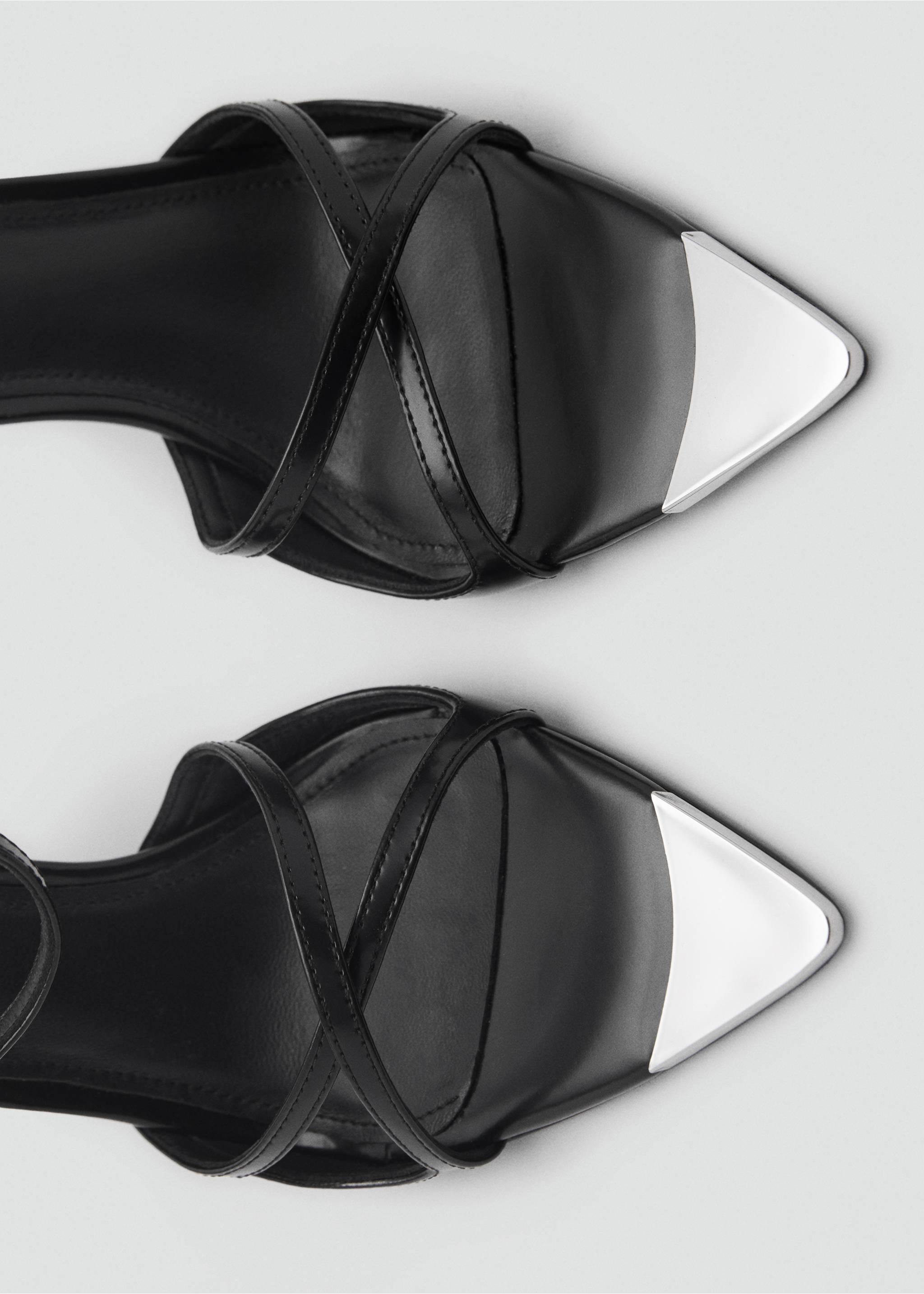 Sandały skórzane na obcasie z metalowym czubkiem - Szczegóły artykułu 2, Czarny. Ref: 87010283-00.