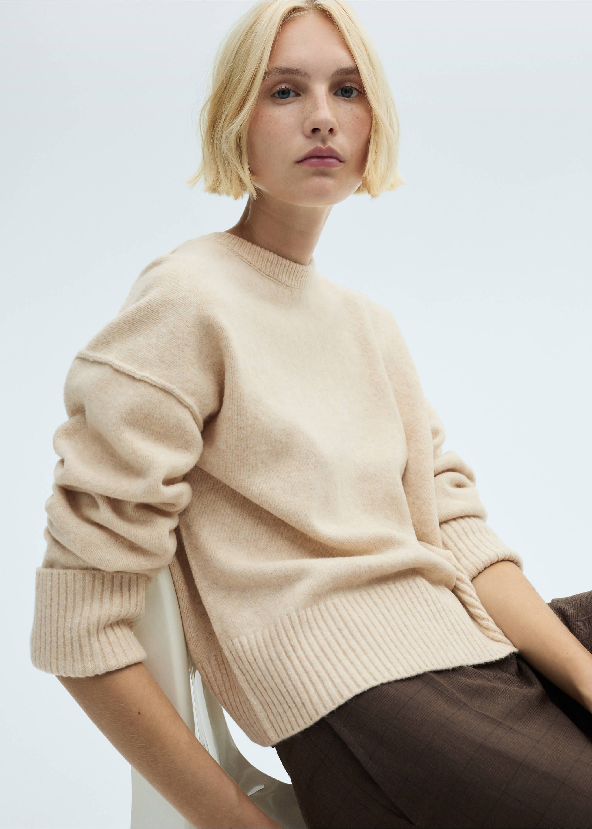 Sweter z wywiniętymi rękawami - Szczegóły artykułu 2, Kremowy / écru. Ref: 87010291-00.