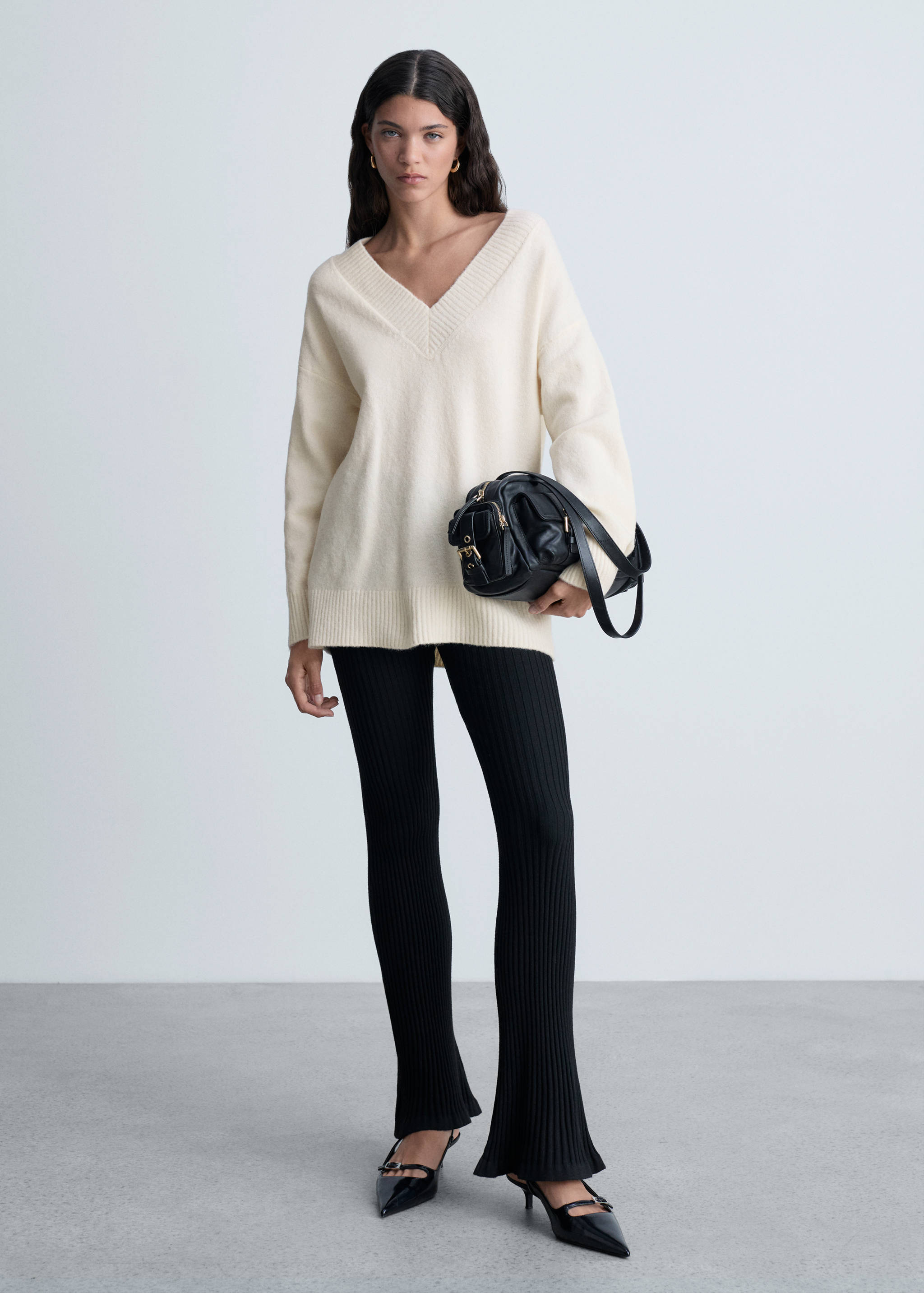 Oversized V-neck sweater - General plane