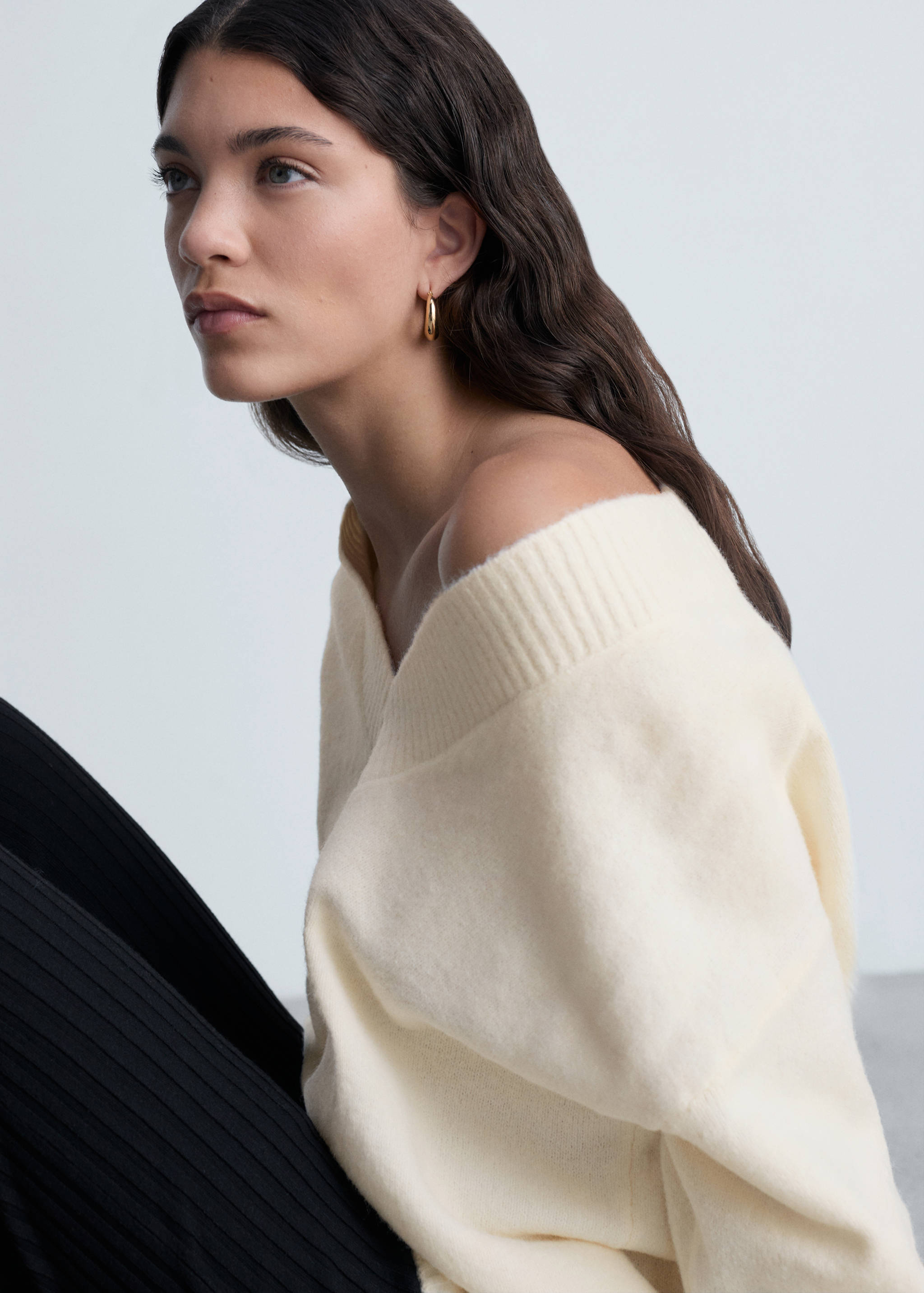 Oversized V-neck sweater - Details of the article 1
