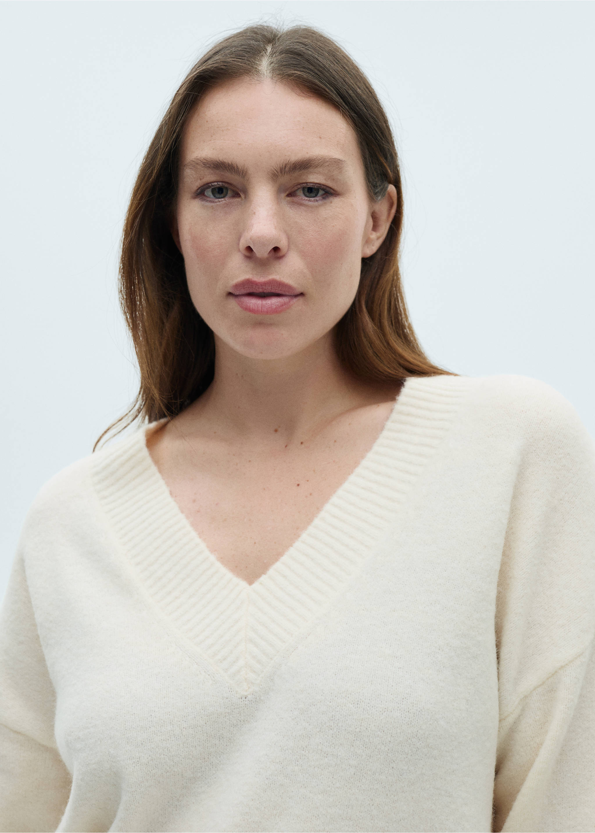 Oversized V-neck sweater - Details of the article 4, Ecru. Ref: 87010292-00.