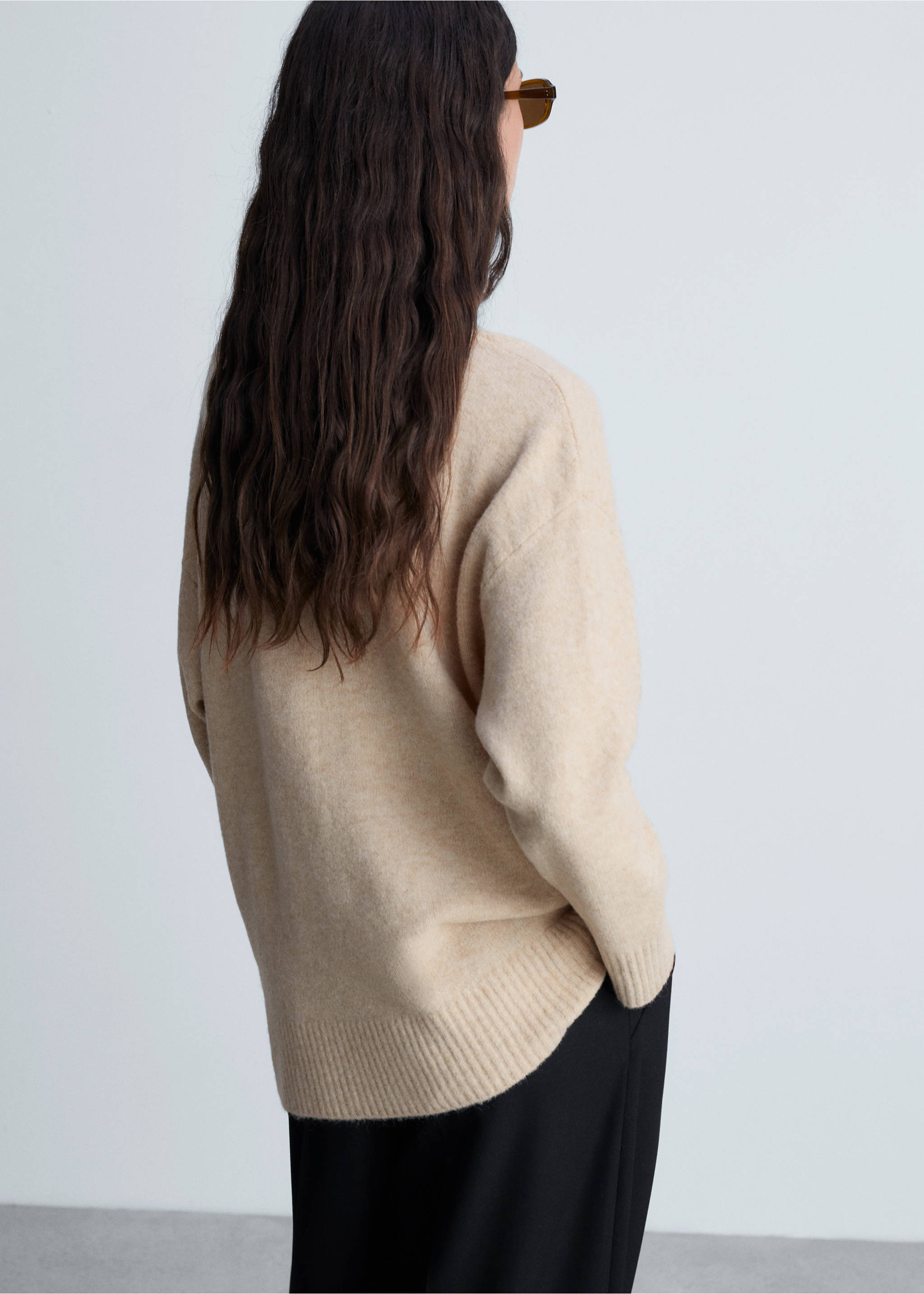Oversized-Pullover mit V-Ausschnitt - Rückseite des Artikels, Beige. Ref: 87010292-00.