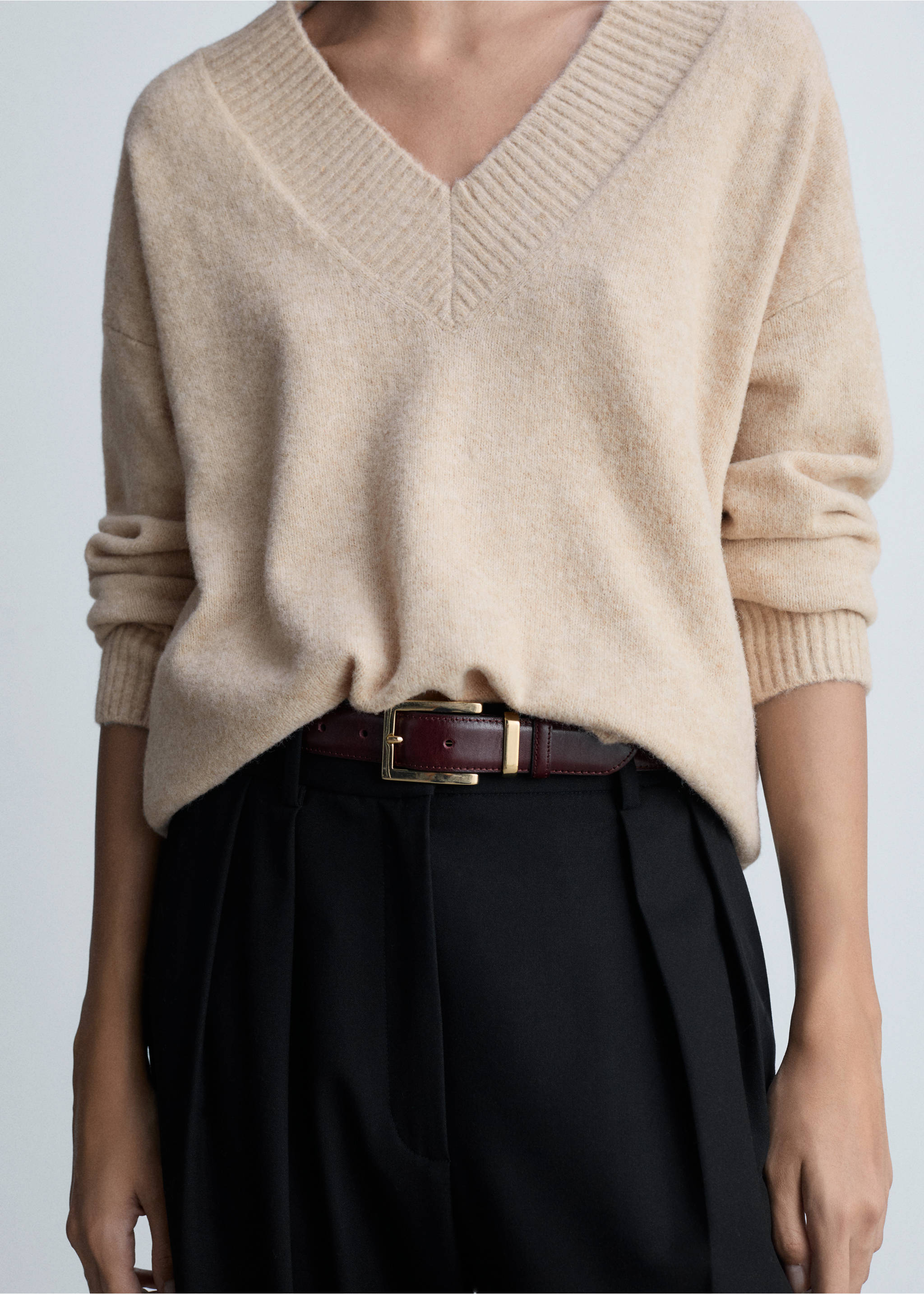 Oversized-Pullover mit V-Ausschnitt - Detail des Artikels 3, Beige. Ref: 87010292-00.