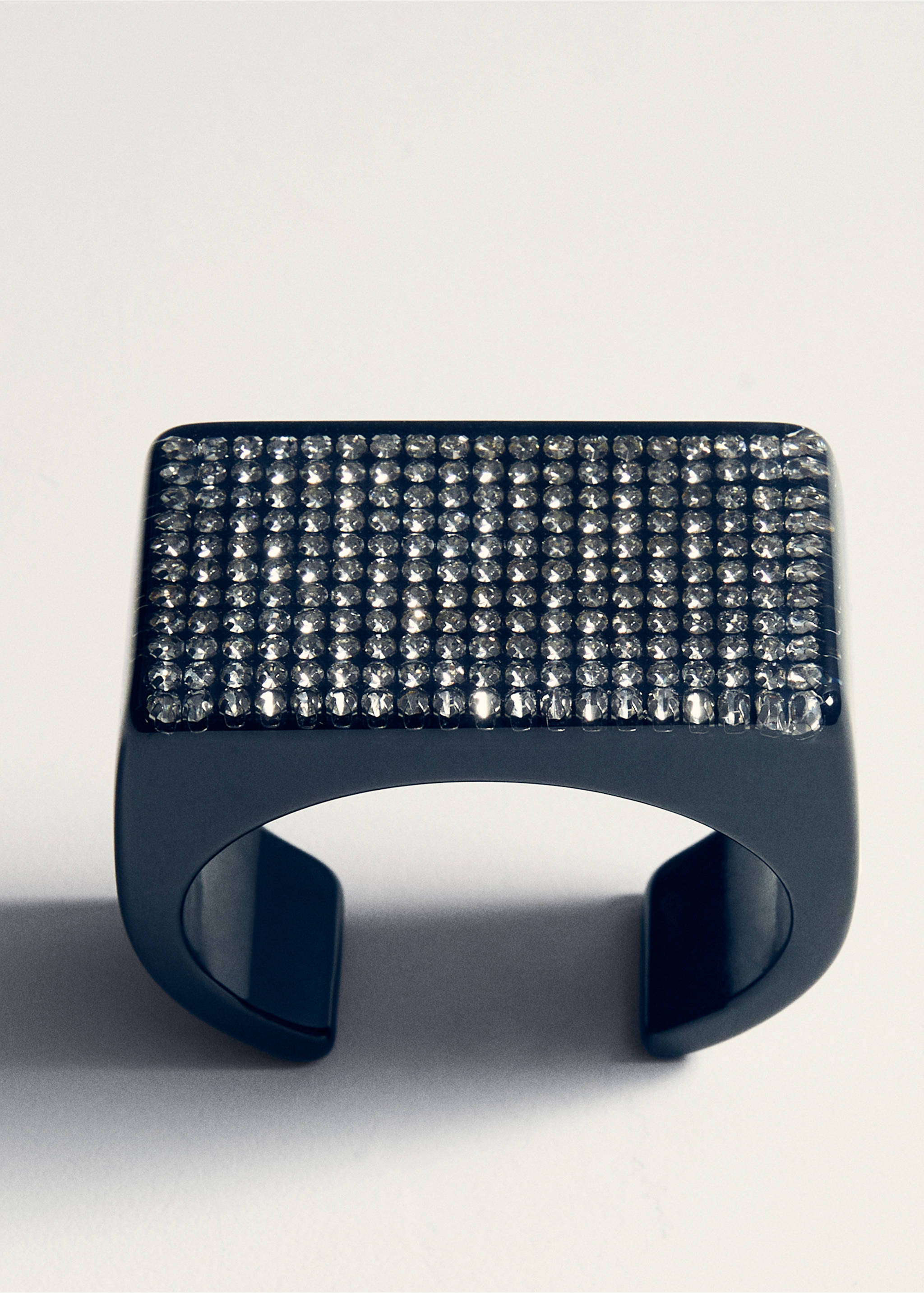 Rigid crystals bracelet - Details of the article 5, Black. Ref: 87010373-00.
