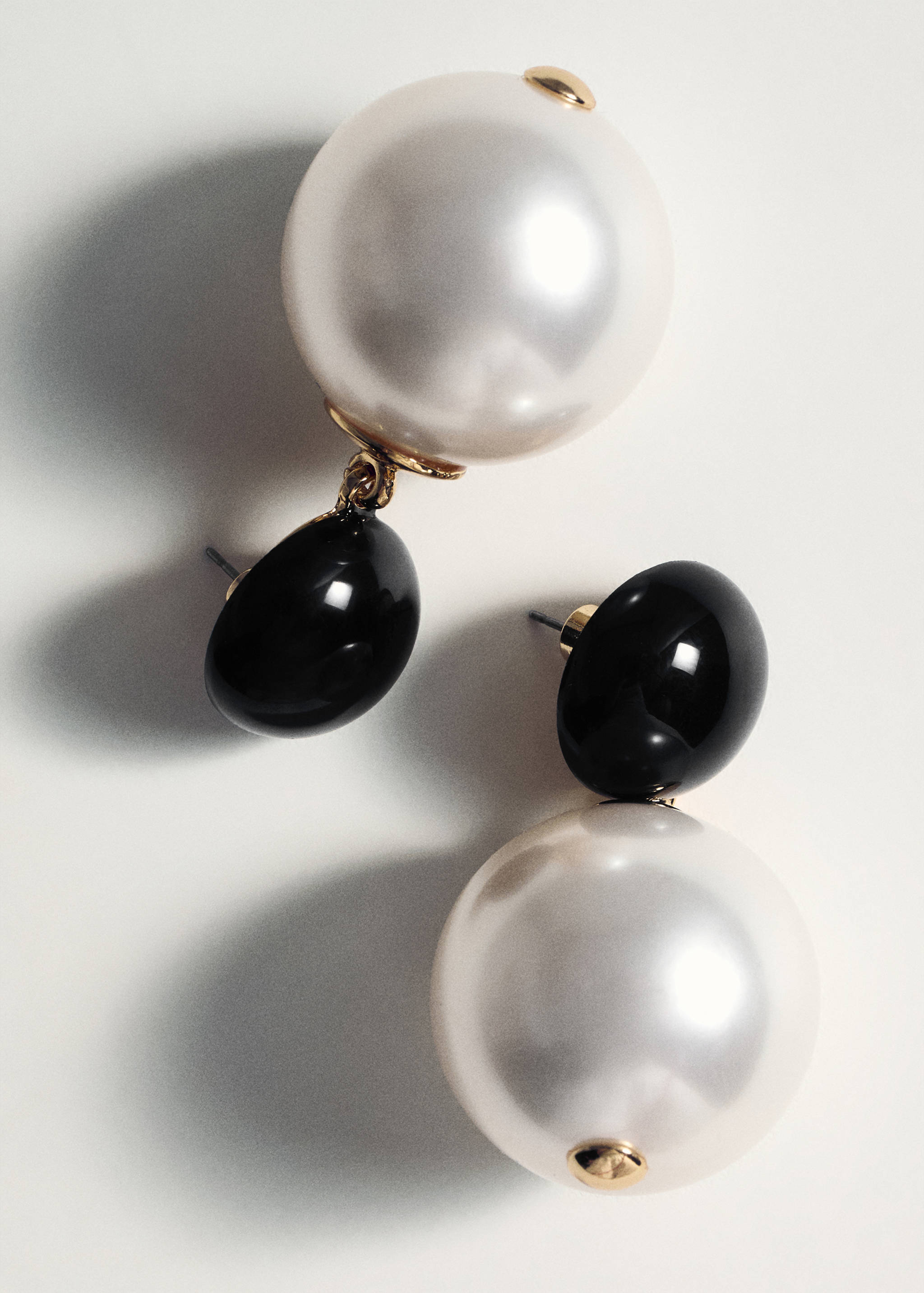 Pearl dangle earrings - Details of the article 5