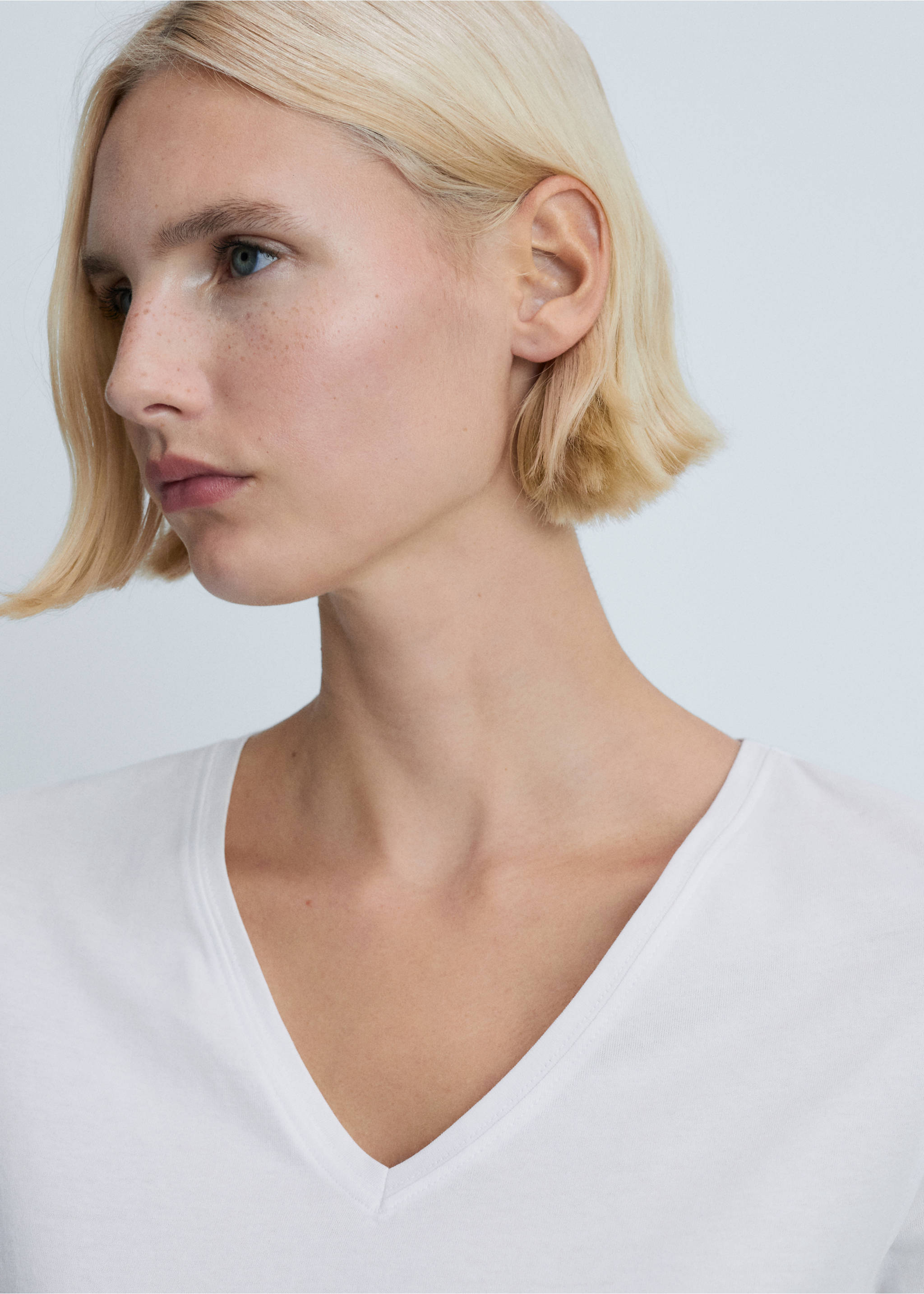 Baumwoll-T-Shirt, V-Ausschnitt - Detail des Artikels 1, Weiß. Ref: 87010436-00.