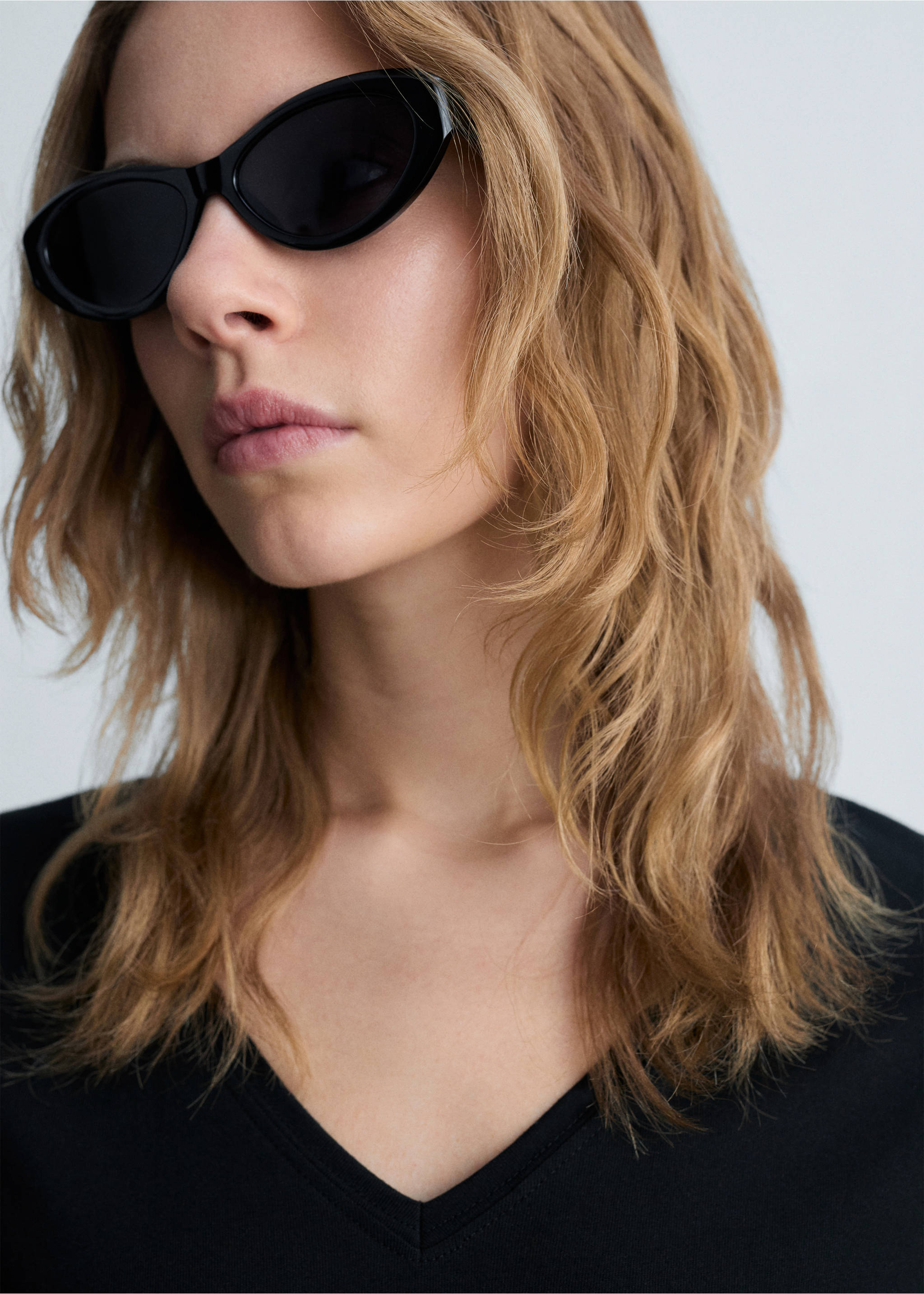 V-neck cotton T-shirt - Details of the article 1, Black. Ref: 87010437-00.