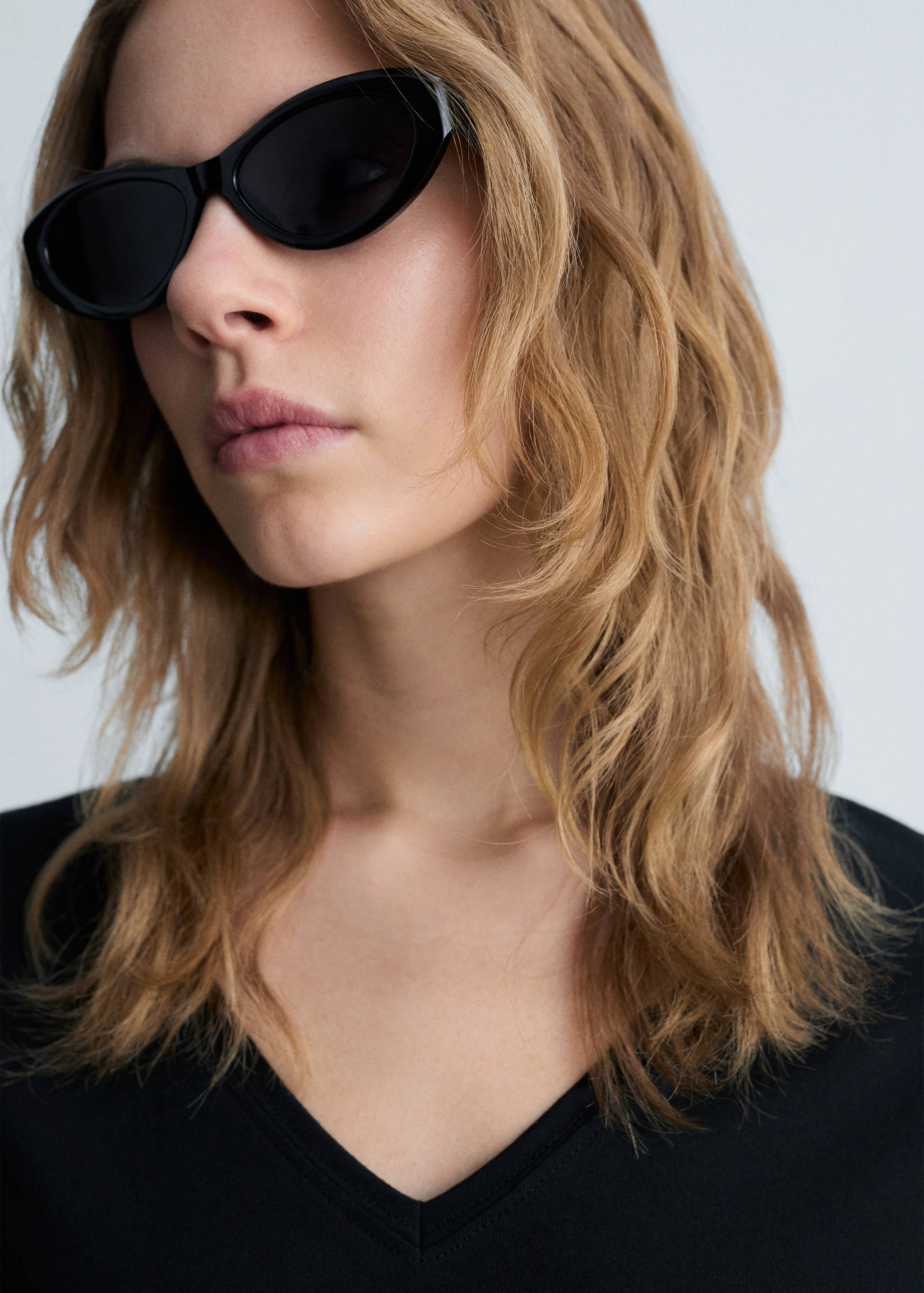 Baumwoll-T-Shirt, V-Ausschnitt - Detail des Artikels 1