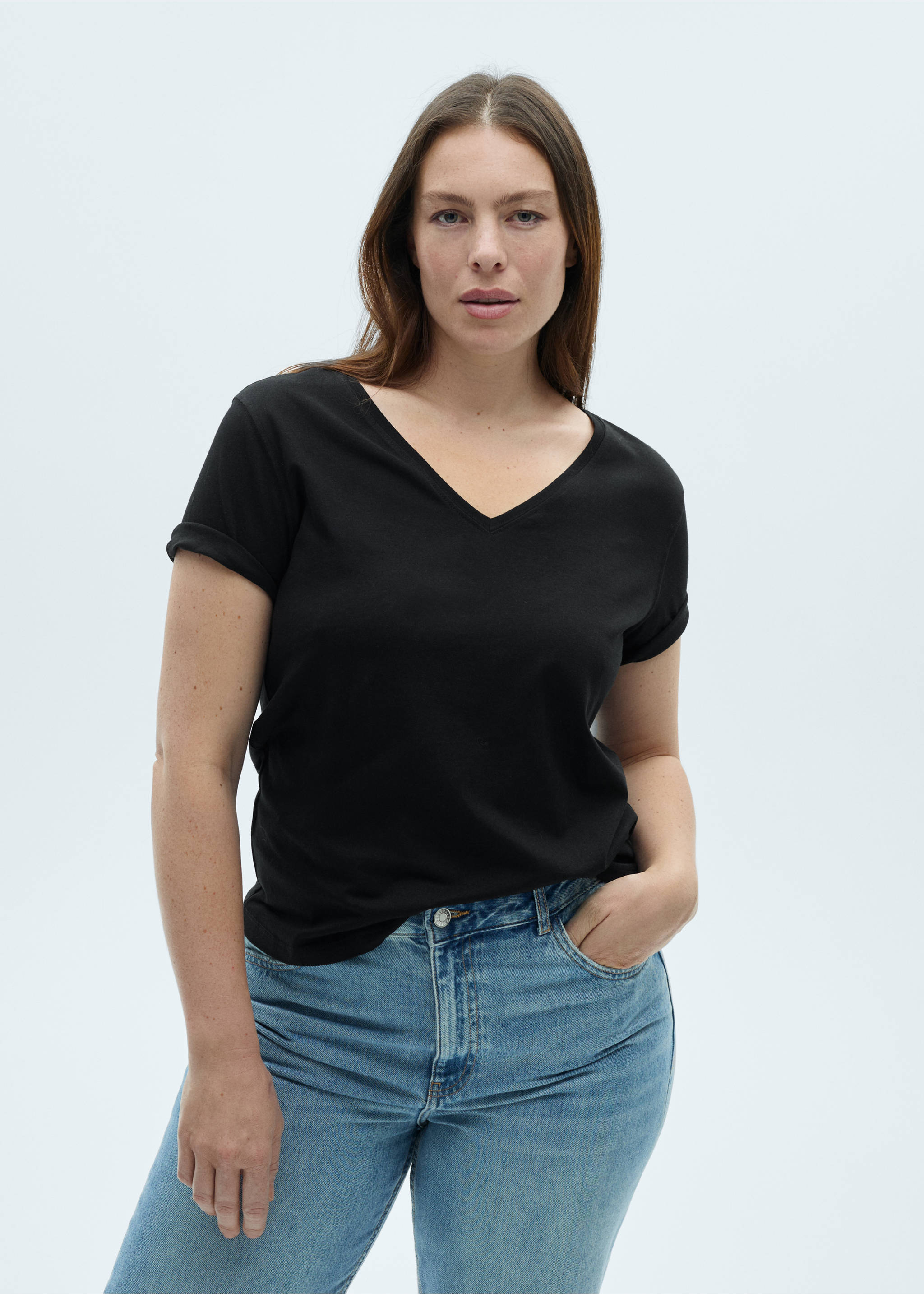 V-neck cotton T-shirt - Details of the article 5, Black. Ref: 87010437-00.
