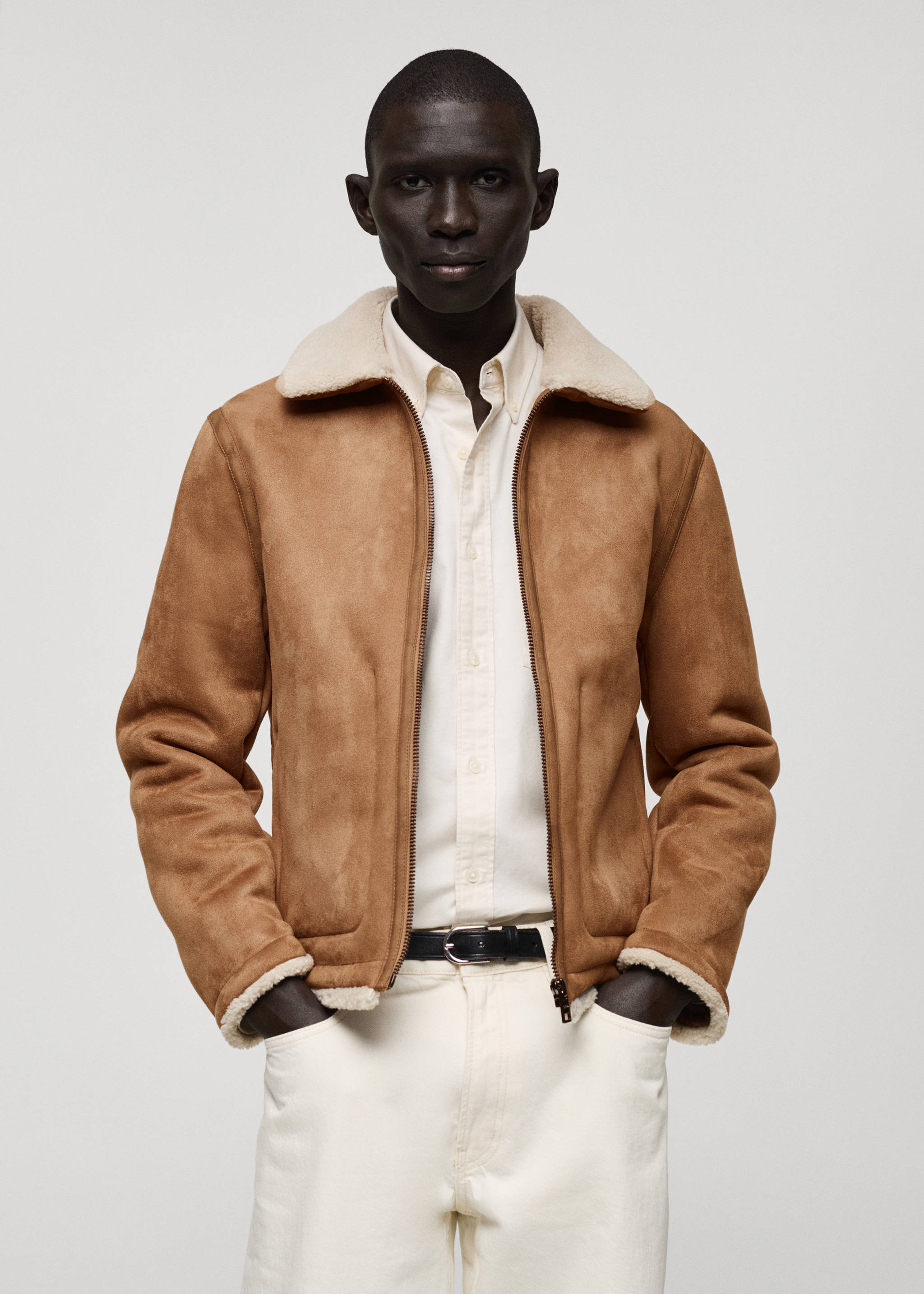 Veste double face détails moutonnés - Plan moyen