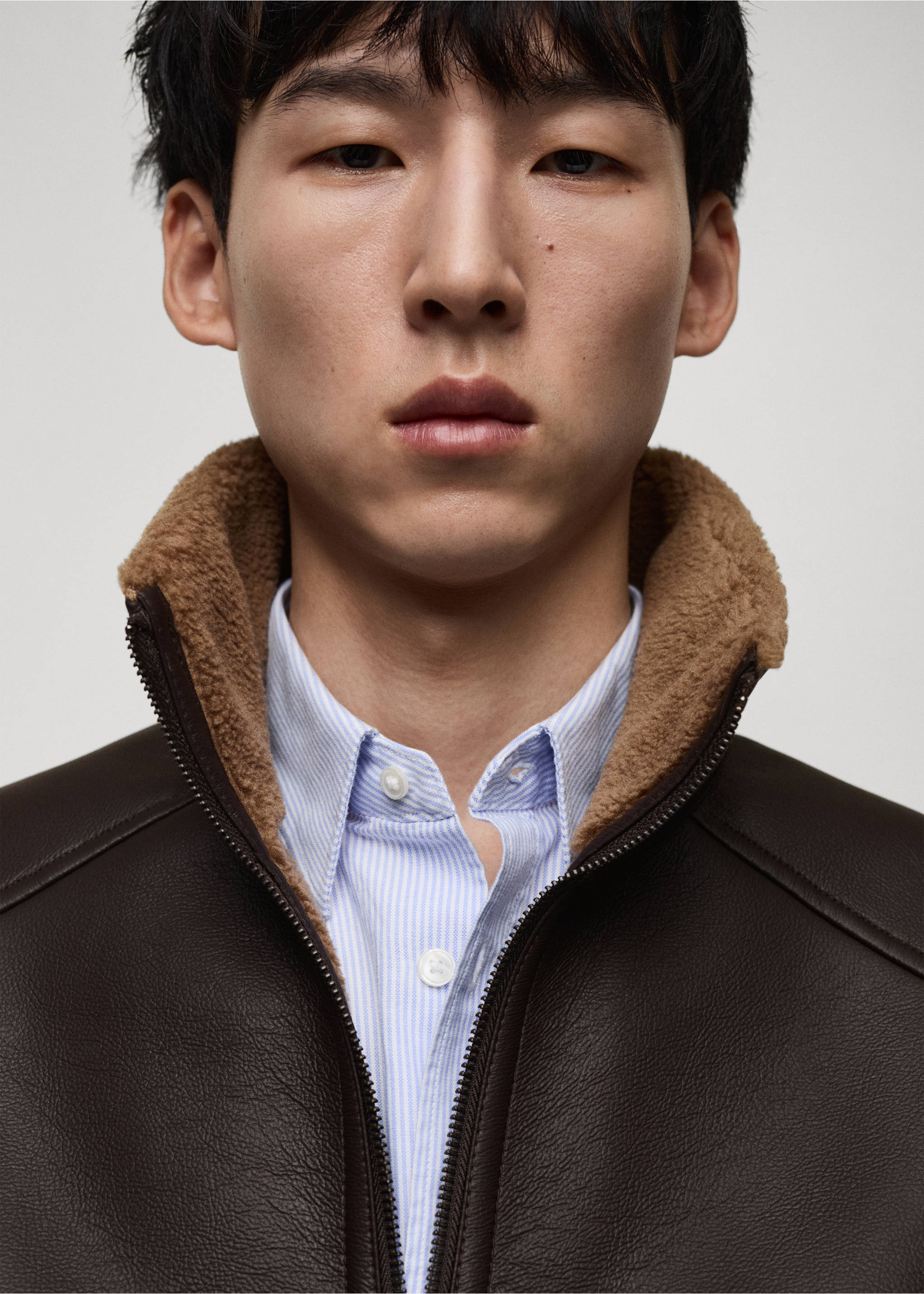 Jacke mit Ledereffekt und Kunstshearlingfutter - Detail des Artikels 1, Schokolade. Ref: 87010579-00.