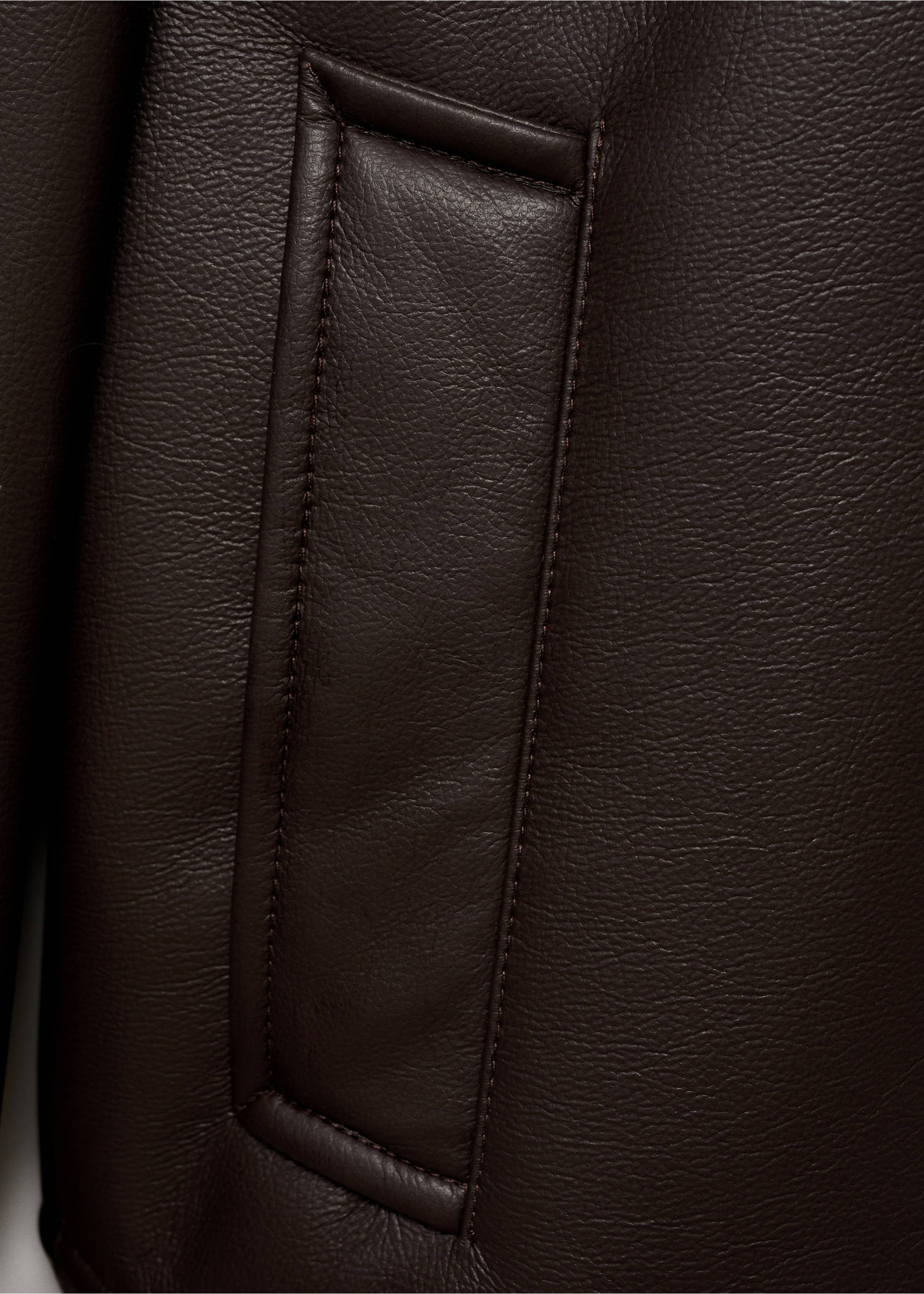 Jacke mit Ledereffekt und Kunstshearlingfutter - Detail des Artikels 0, Schokolade. Ref: 87010579-00.