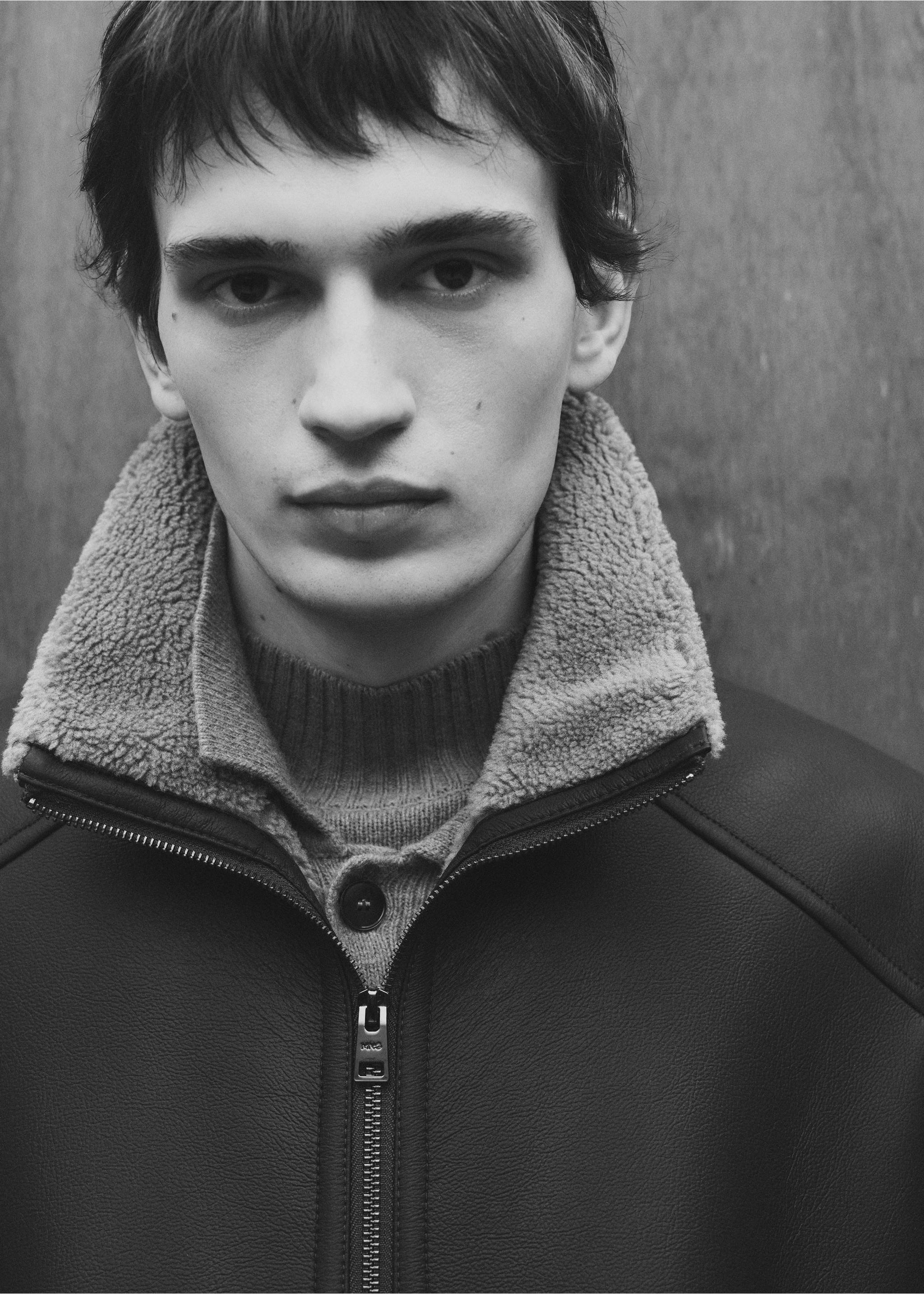 Jacke mit Ledereffekt und Kunstshearlingfutter - Detail des Artikels 5, Schokolade. Ref: 87010579-00.