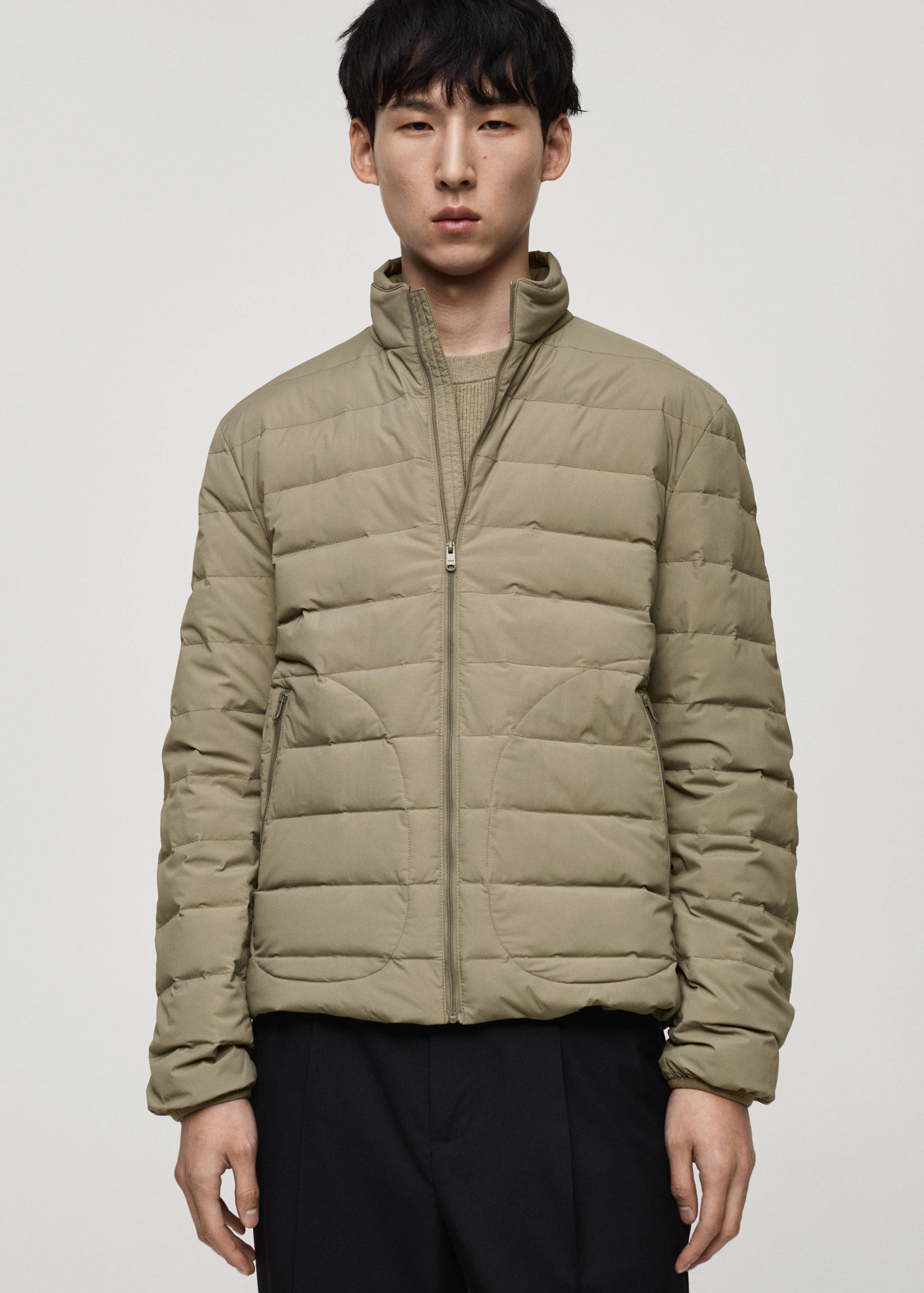 Casaco acolchoado com enchimento de penas e penugem - Plano médio