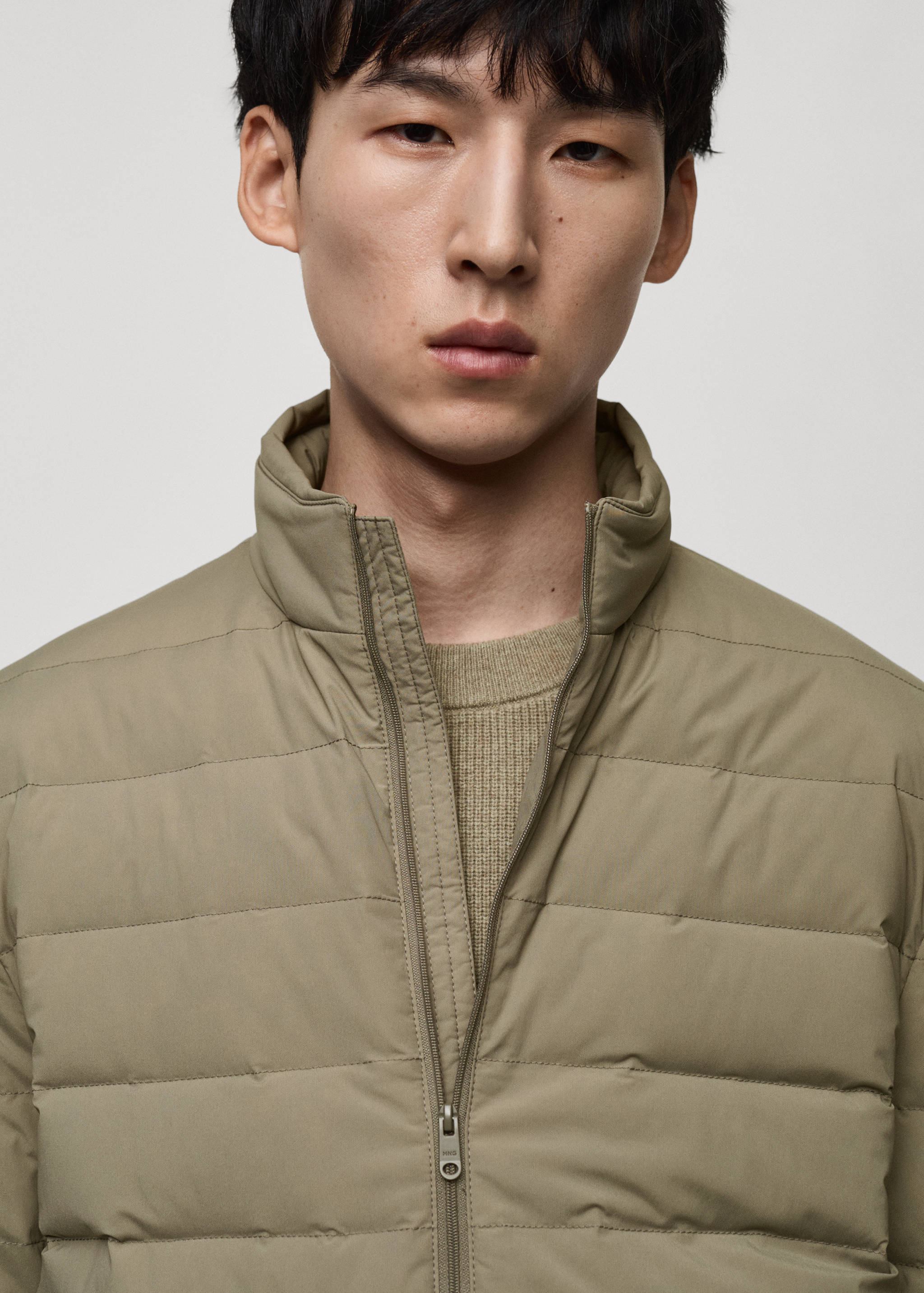 Casaco acolchoado com enchimento de penas e penugem - Pormenor do artigo 1