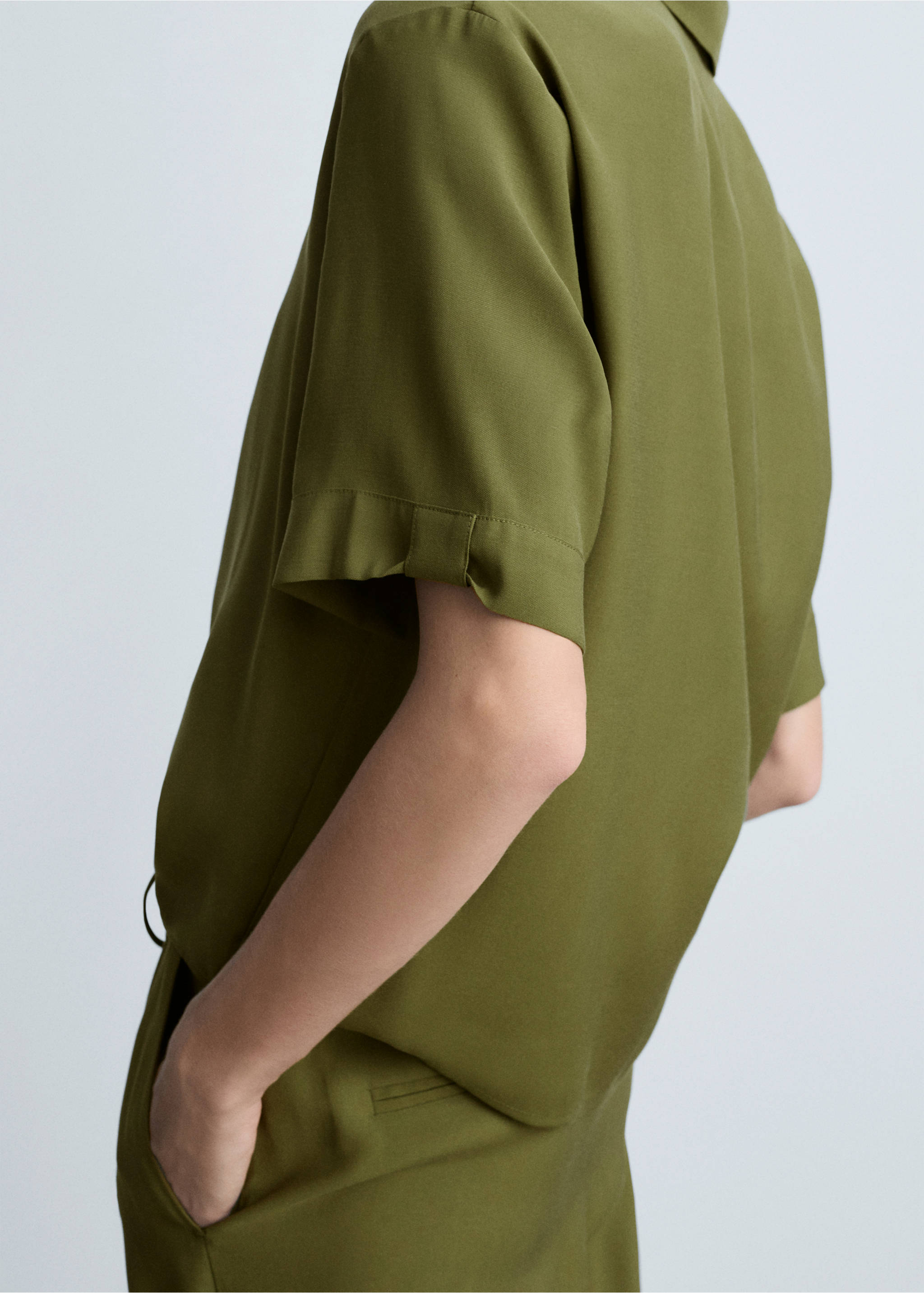 Camisa fluida manga corta - Detalle del artículo 6, Khaki. Ref: 87010592-00.