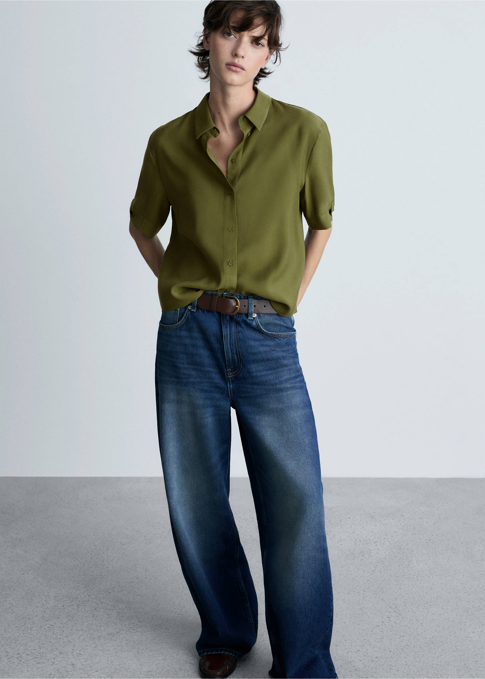 Camisa fluida manga corta - Detalle del artículo 2, Khaki. Ref: 87010592-00.