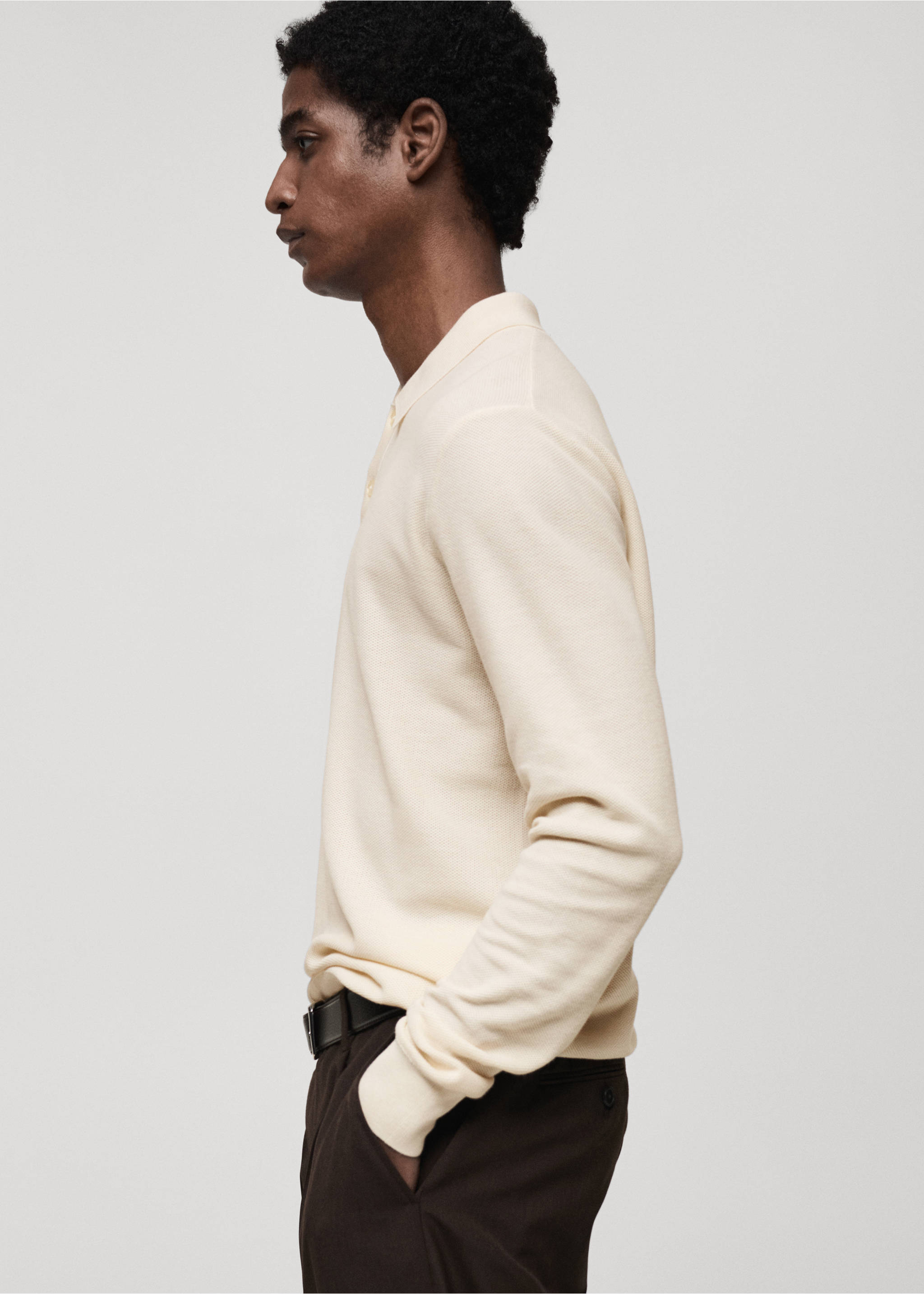 Baumwoll-Strickpullover mit Polokragen und Mikrostruktur - Detail des Artikels 2, Cremeweiß. Ref: 87010601-00.