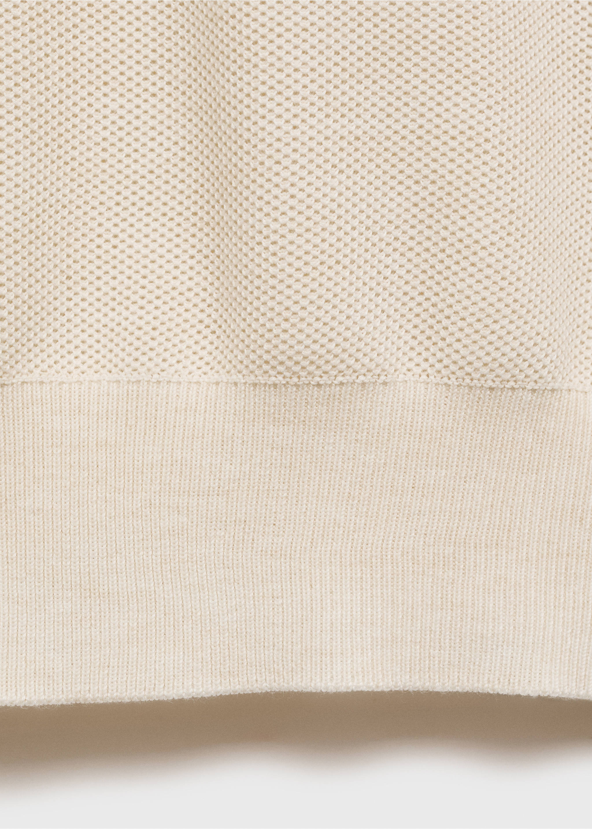 Baumwoll-Strickpullover mit Polokragen und Mikrostruktur - Detail des Artikels 0, Cremeweiß. Ref: 87010601-00.