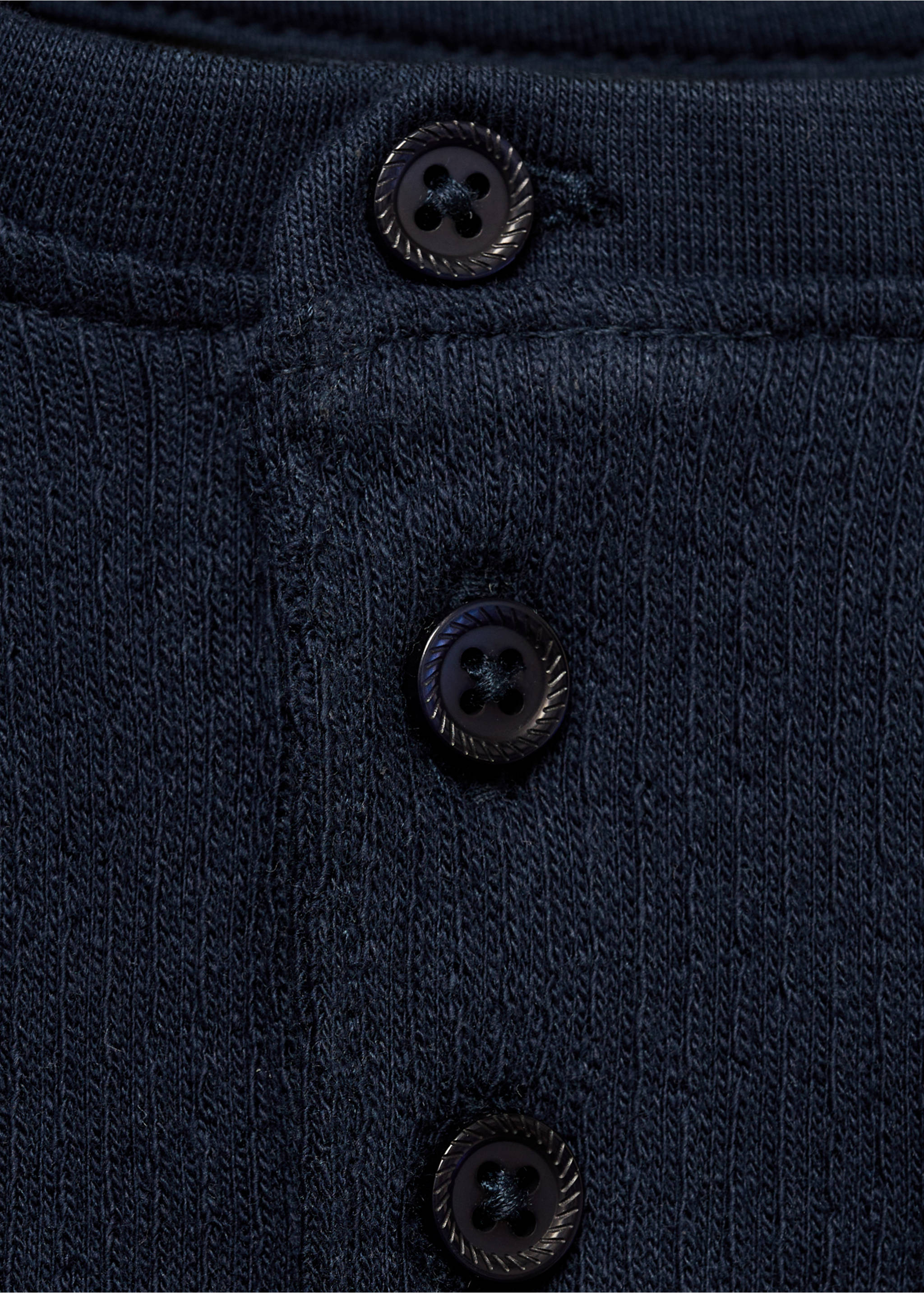 Buttoned long sleeve t-shirt - Details of the article 8, Dark Navy. Ref: 87011049-00.