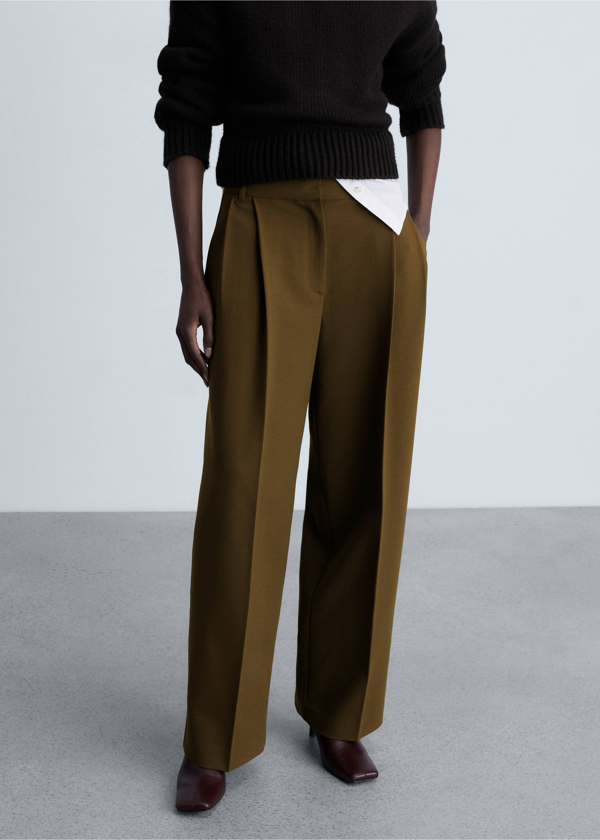 Straight-fit pleated trousers - Medium plane, Khaki. Ref: 87011513-00.