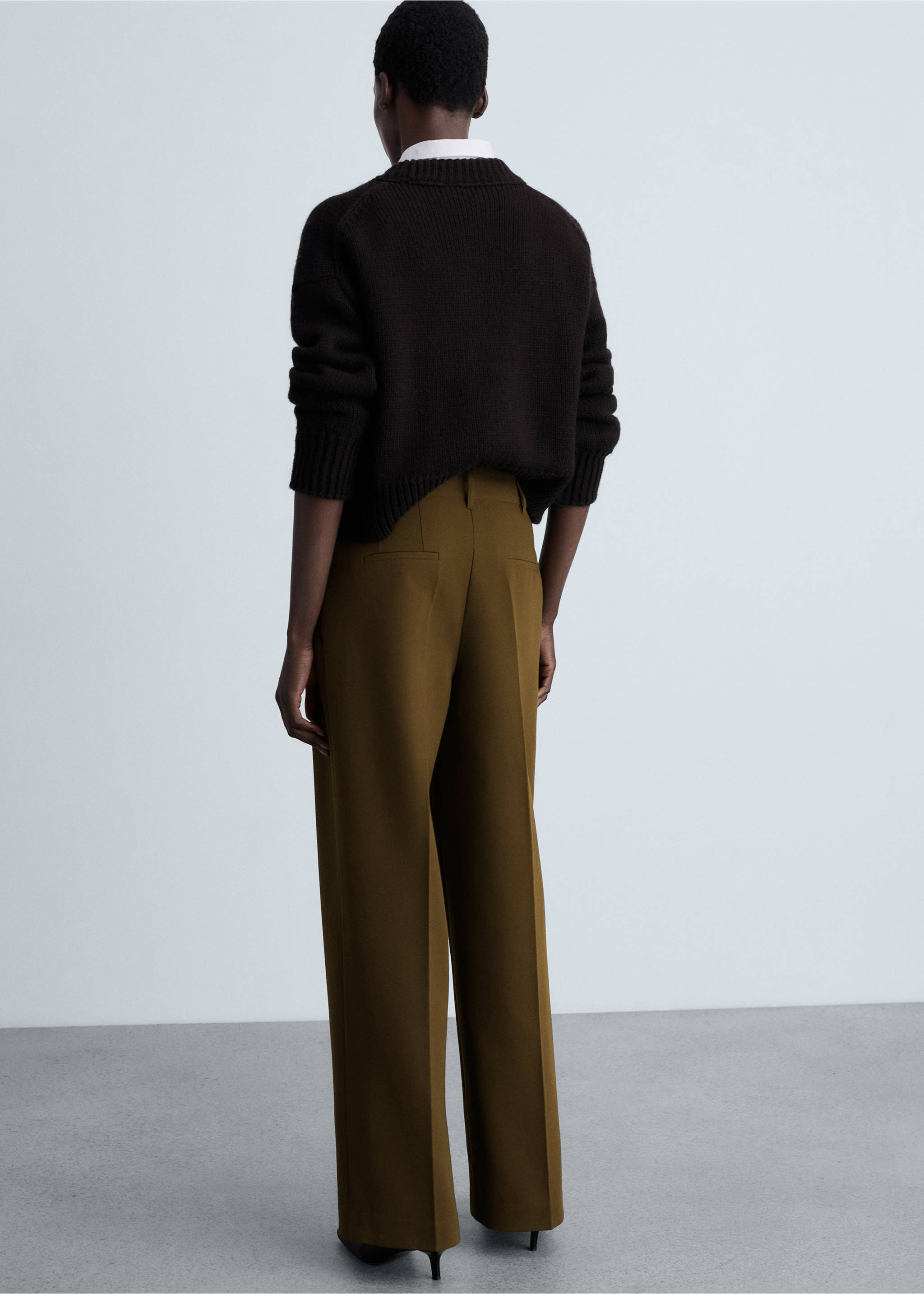 Straight-fit pleated trousers - Reverse of the article, Khaki. Ref: 87011513-00.