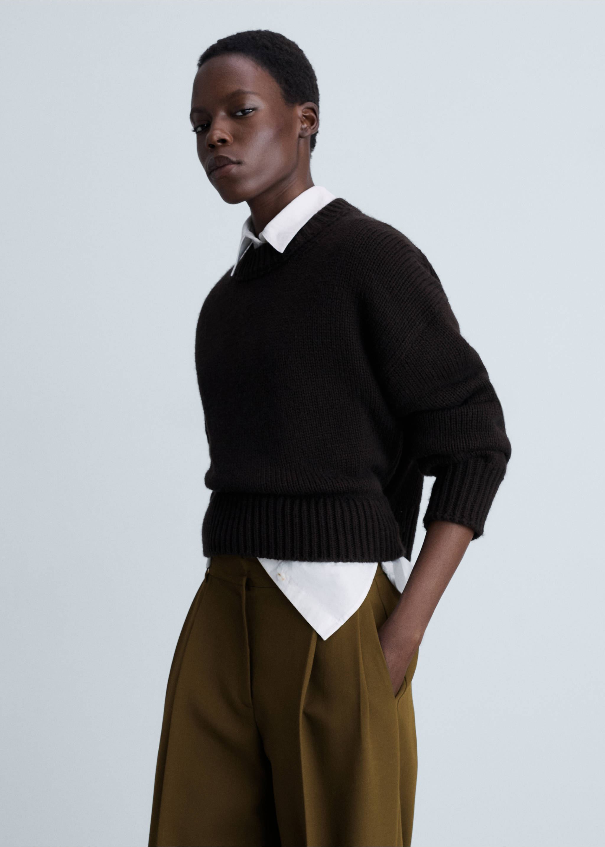 Straight-fit pleated trousers - Details of the article 1, Khaki. Ref: 87011513-00.