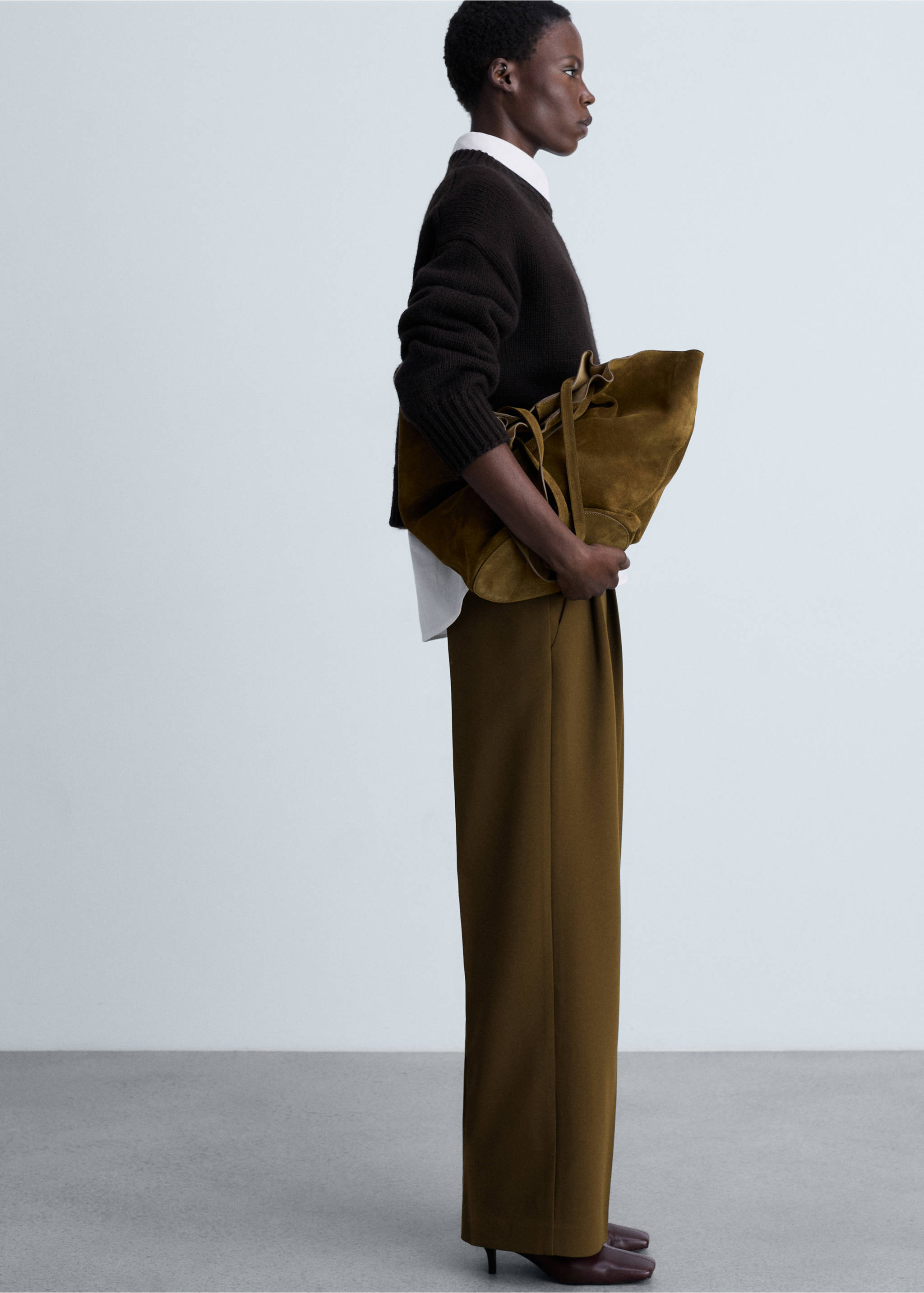 Straight-fit pleated trousers - Details of the article 2, Khaki. Ref: 87011513-00.