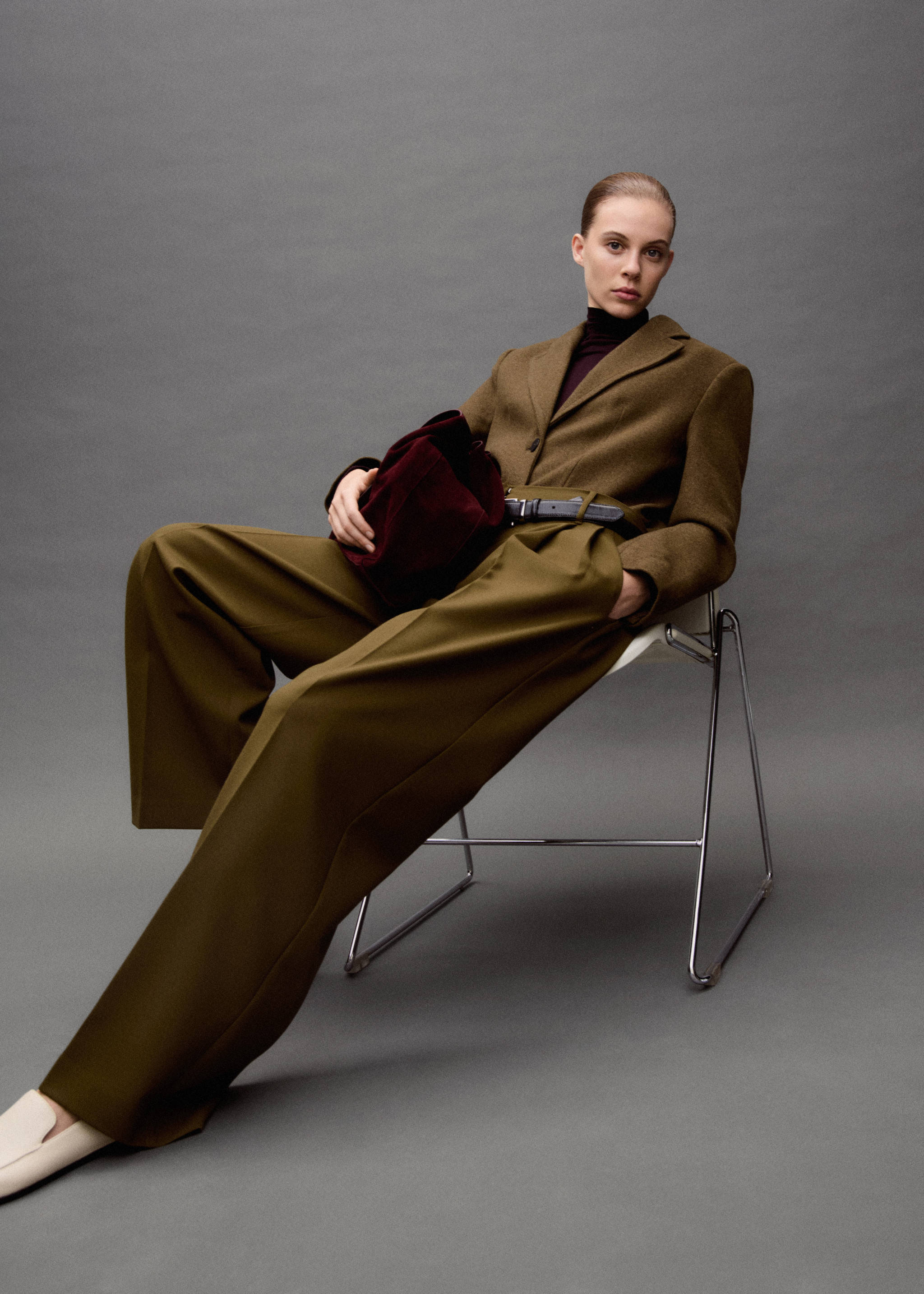 Straight-fit pleated trousers - Details of the article 7, Khaki. Ref: 87011513-00.