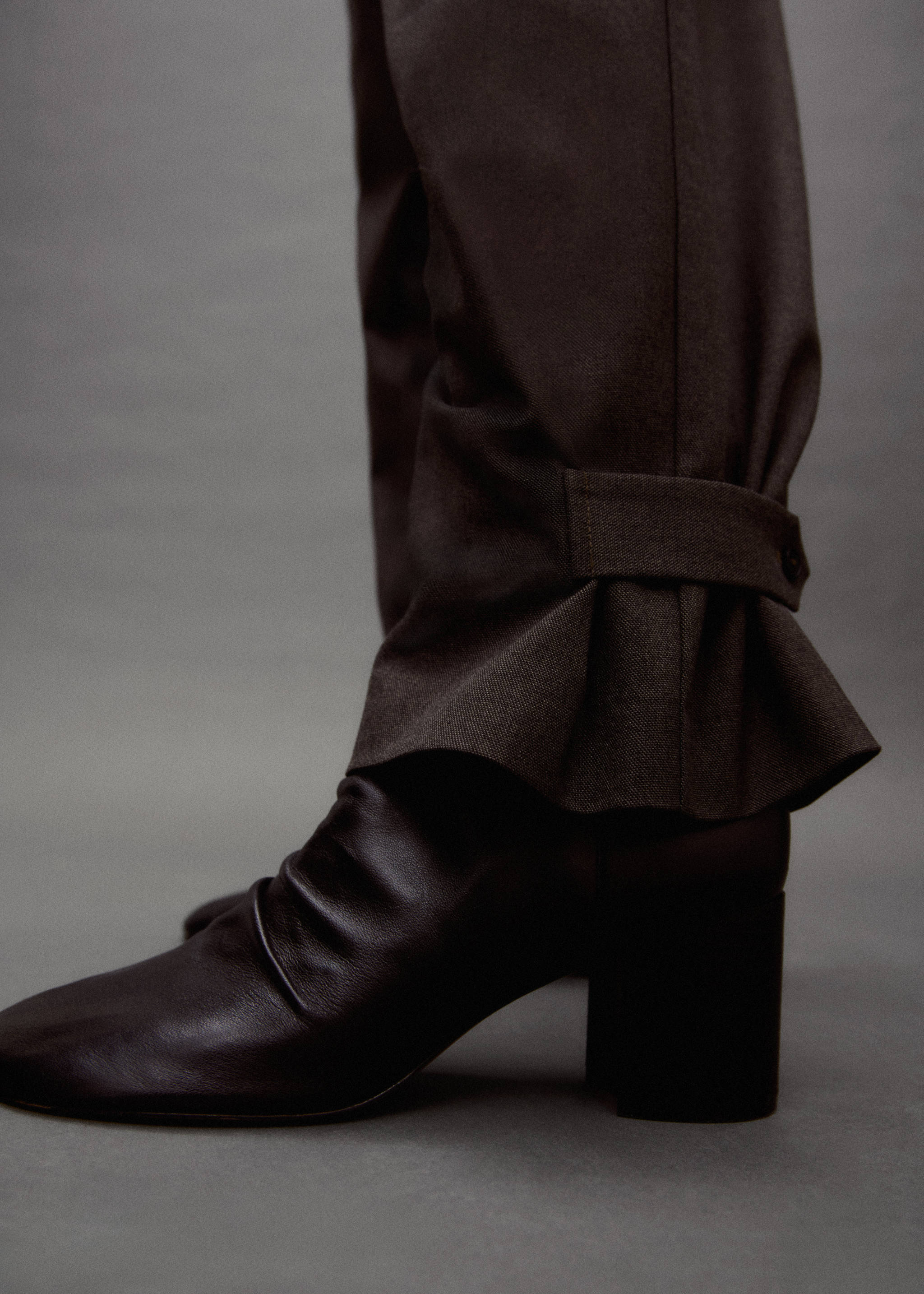 Buttoned-hem wide leg trousers - Details of the article 7, Brown. Ref: 87011515-00.