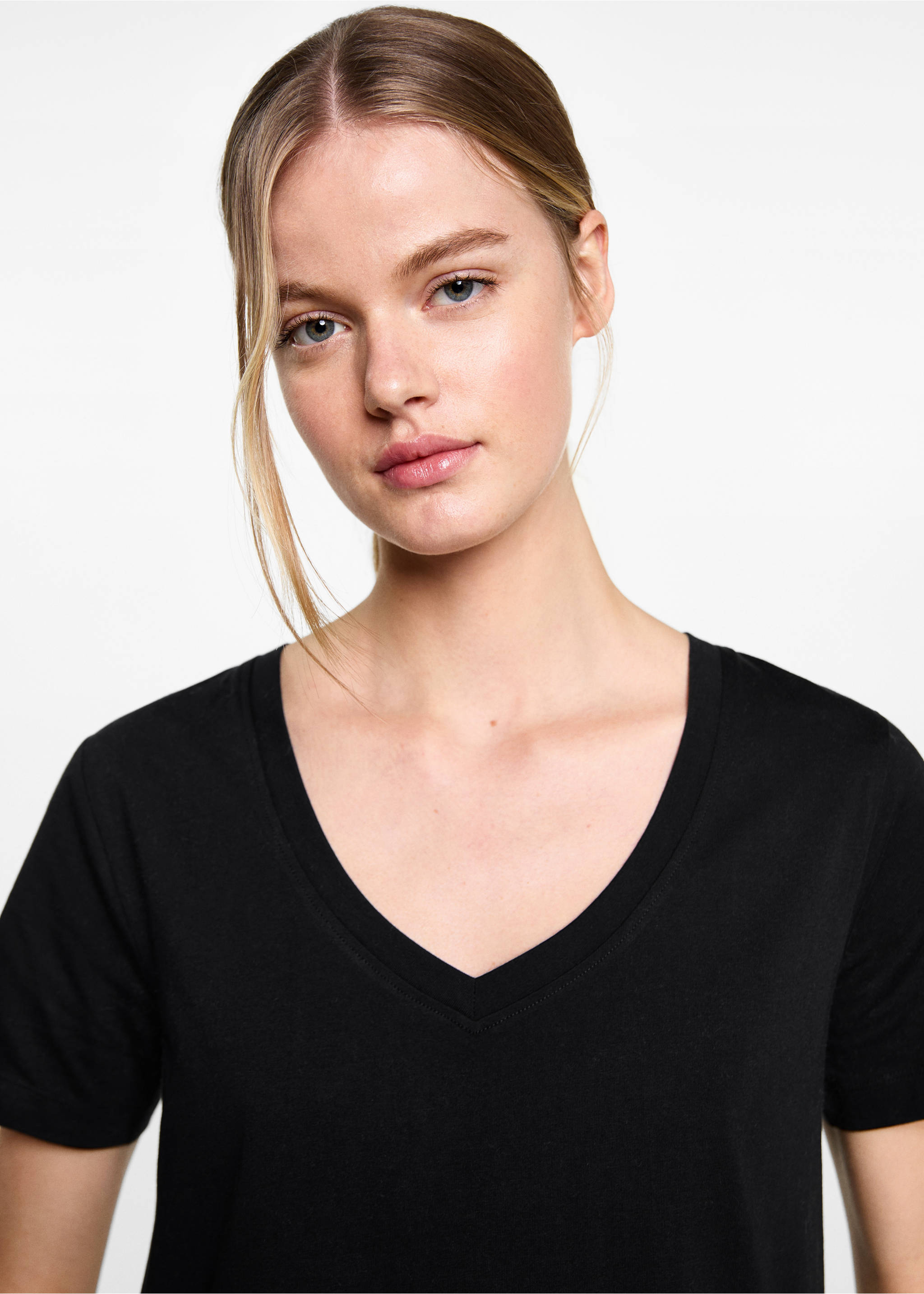 V-neck T-shirt - Details of the article 1, Black. Ref: 87011518-00.