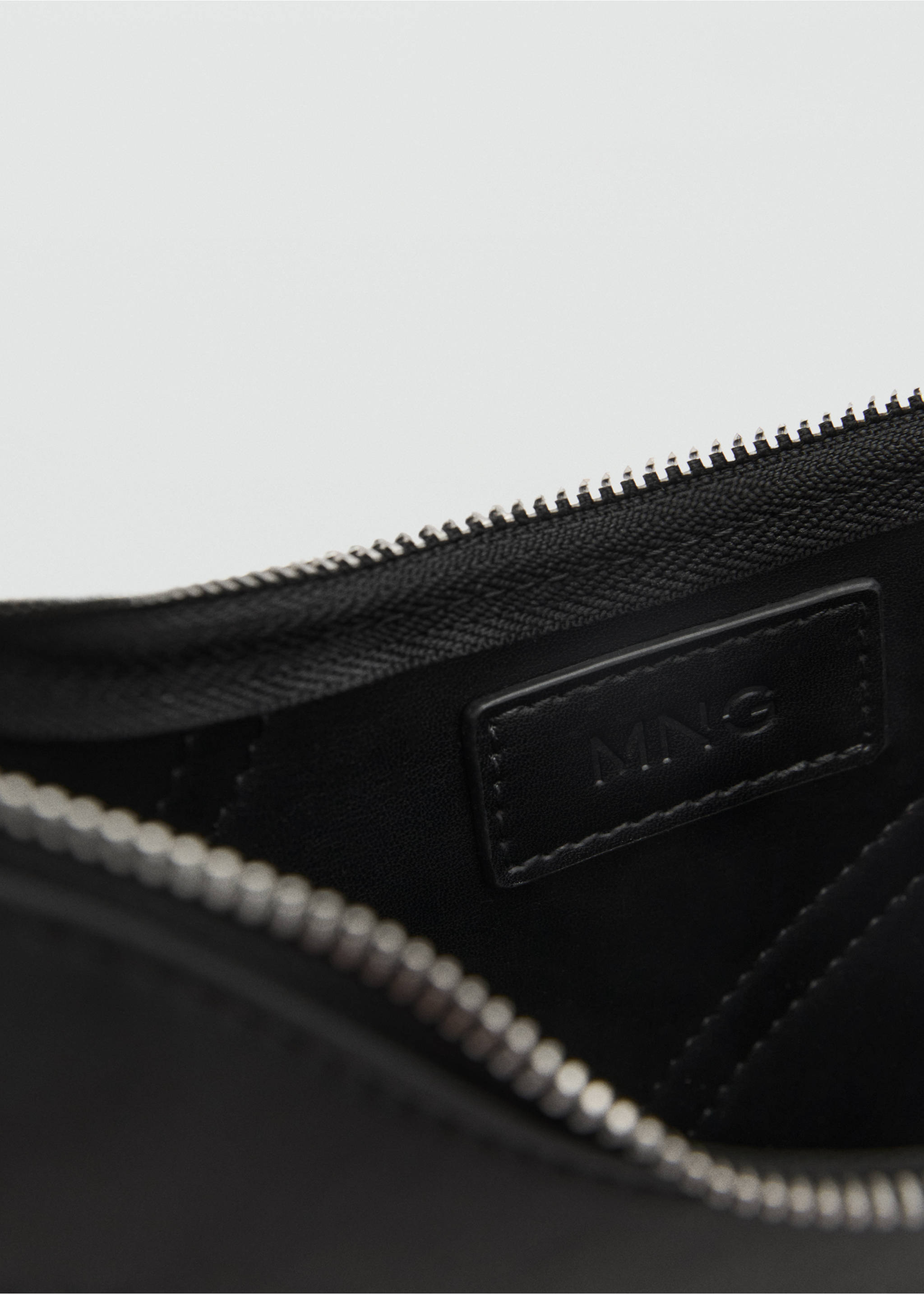 Die-cut shoulder bag - Details of the article 1, Black. Ref: 87012539-00.