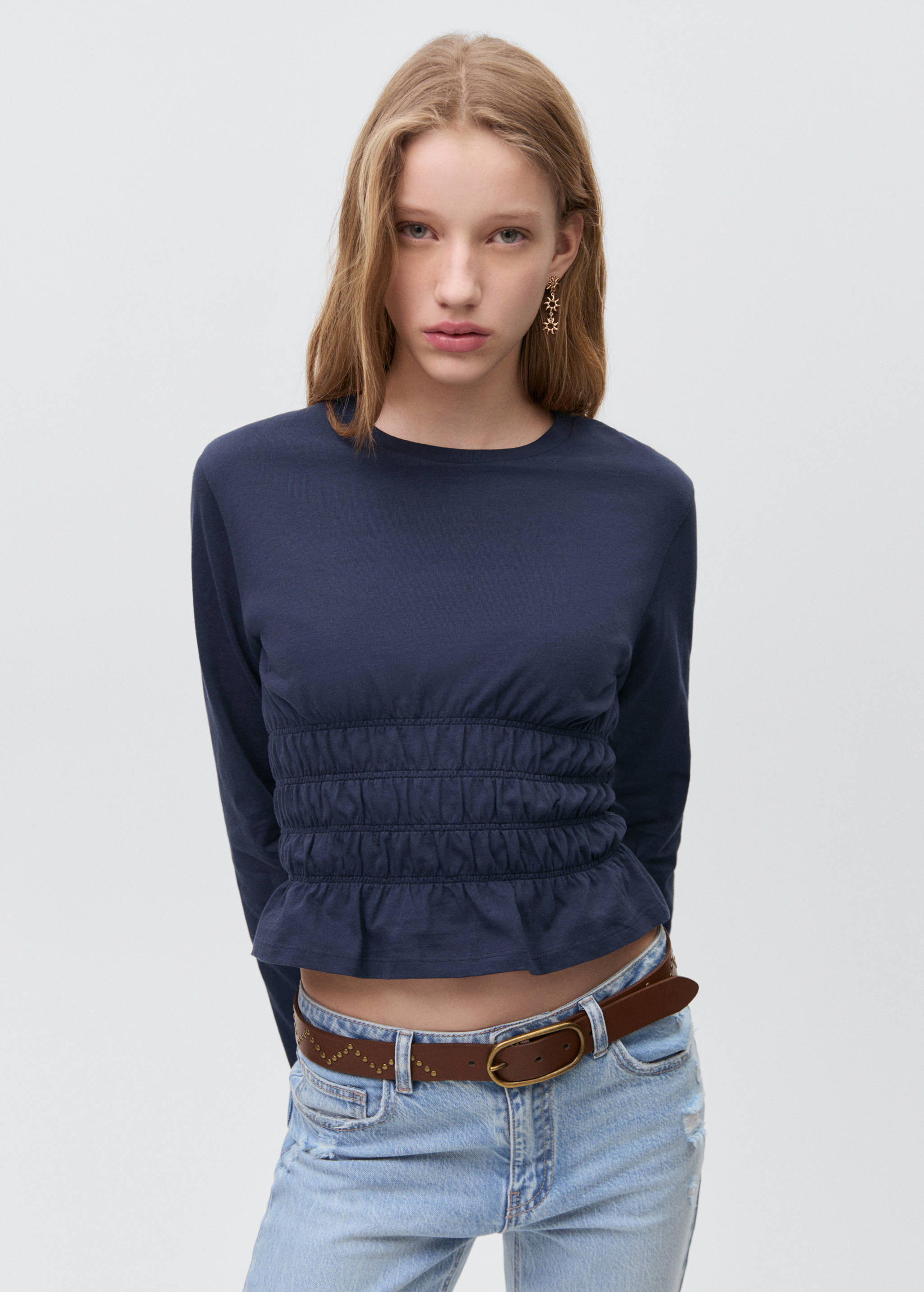 T-Shirt mit geraffter Taille - Mittlere Ansicht