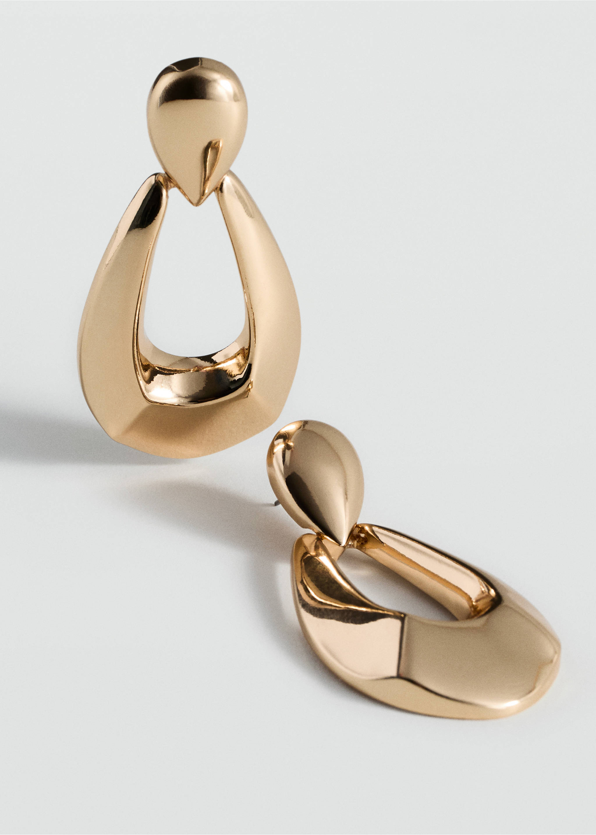 Oorbellen met ovaalvormige hangers - Middenvlak, Goud. Ref: 87012546-00.