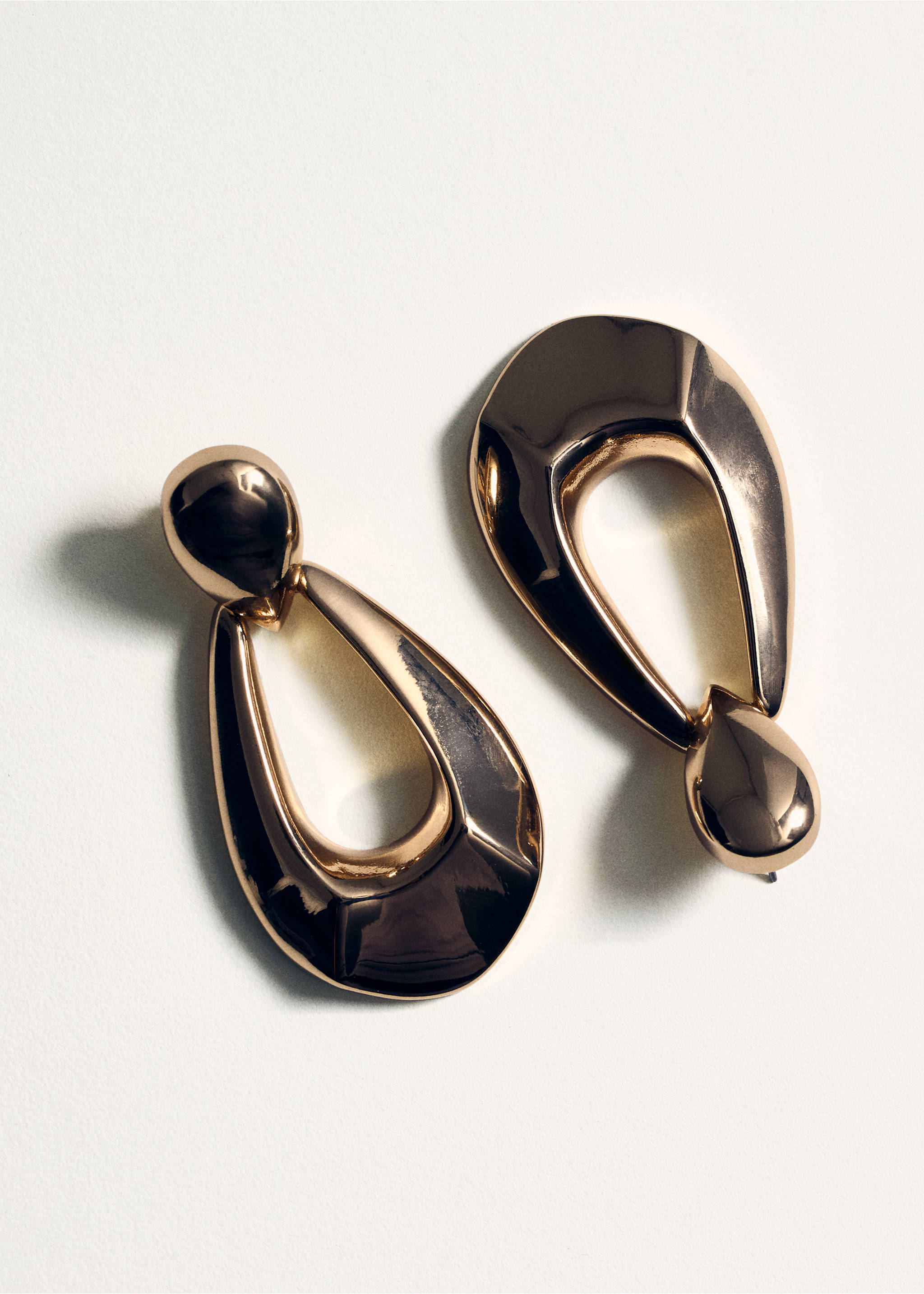 Oorbellen met ovaalvormige hangers - Detail van het artikel 5, Goud. Ref: 87012546-00.