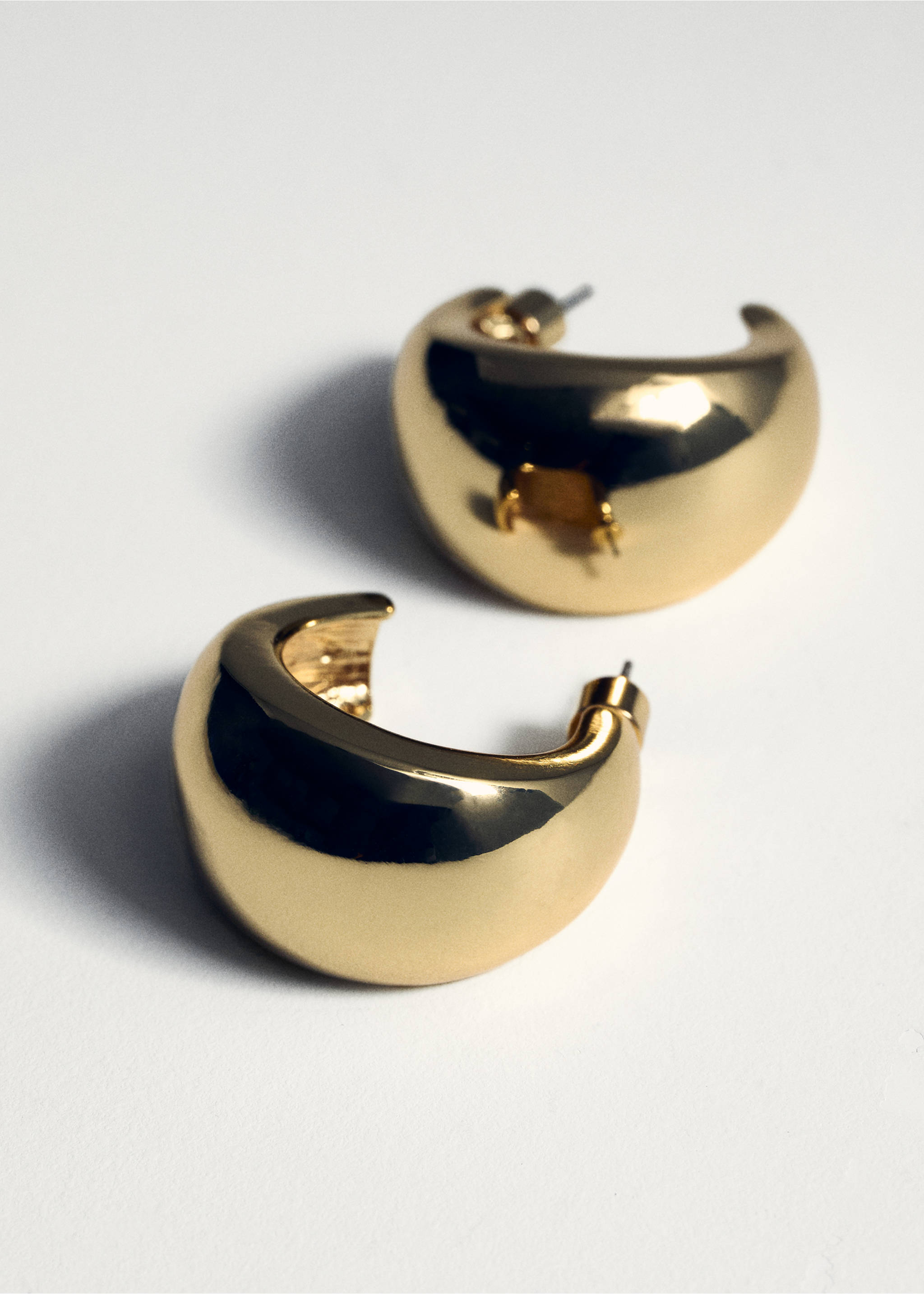 Volume hoop earrings - Details of the article 5, Gold. Ref: 87012547-00.