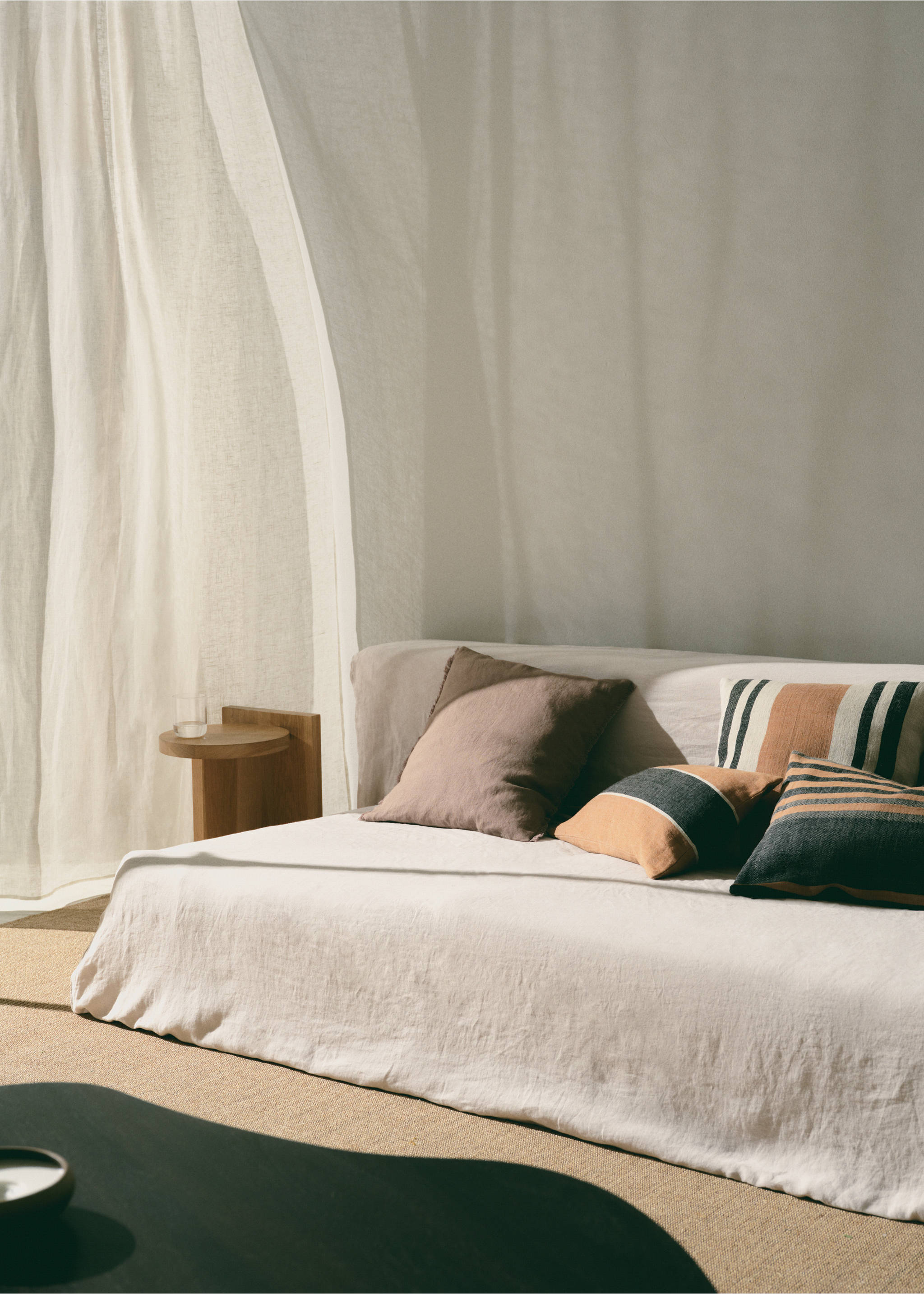 Linen cushion cover with fringes 50x50 cm - Details of the article 6, Light/Pastel Brown. Ref: 87012899-00.