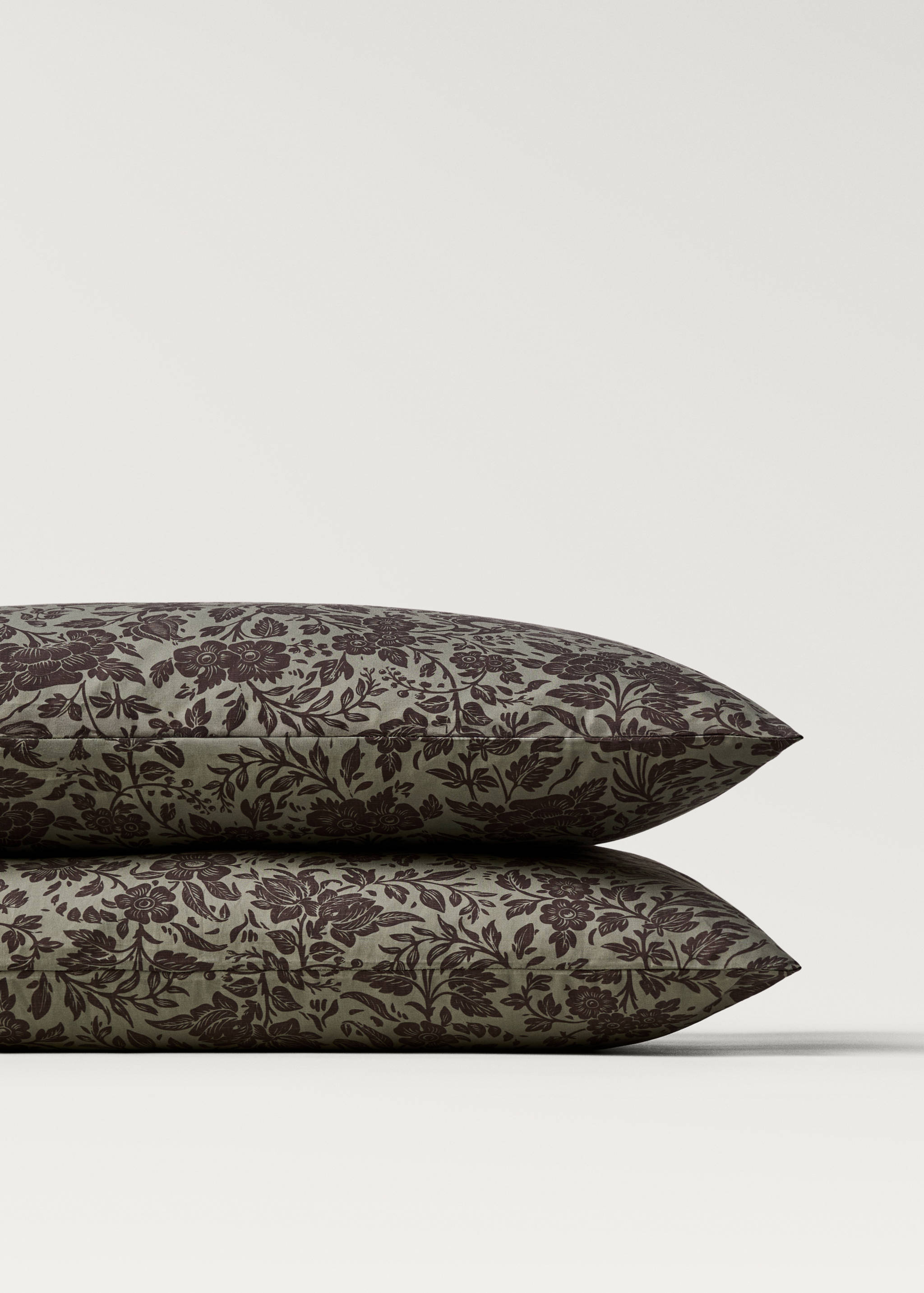 Two cotton percale two-tone floral-print pillowcases 50x75 cm - Details of the article 3